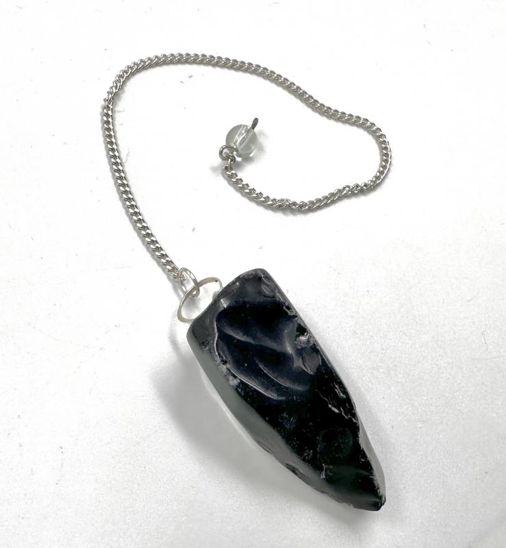 Siyah obsidyen taşından sarkaç