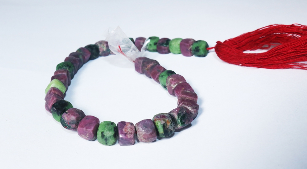 Doğal ruby-zoisit kristalinden dizi (kübik)