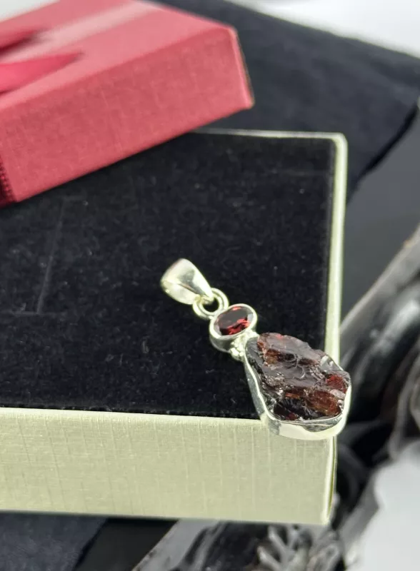 Garnet Taşlarından Gümüş Kolye Ucu