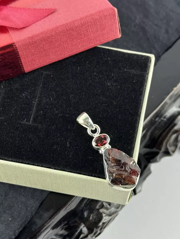 Garnet Taşlarından Gümüş Kolye Ucu