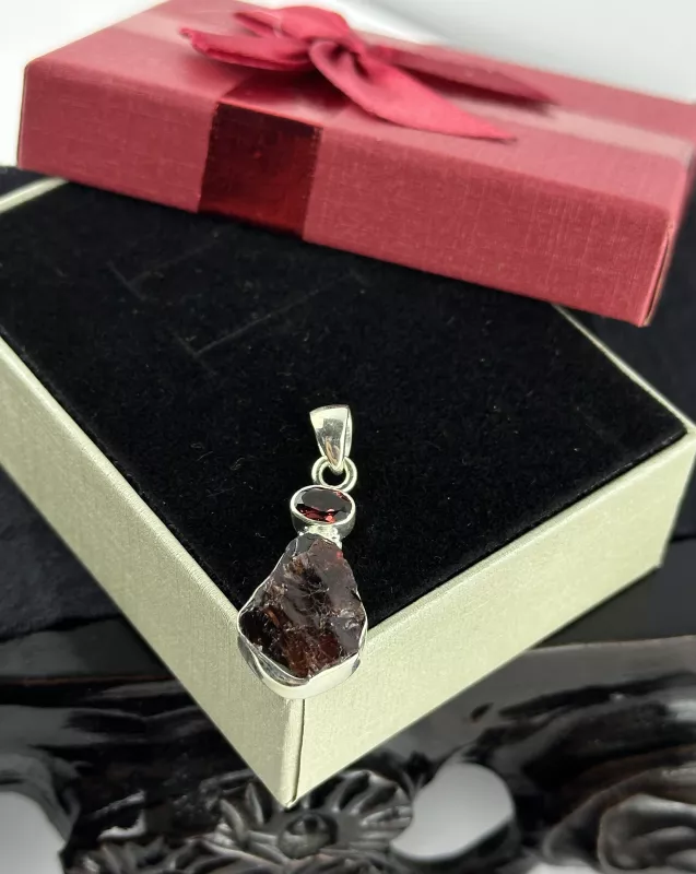Garnet Taşlarından Gümüş Kolye Ucu