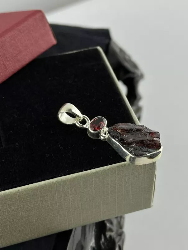 Garnet Taşlarından Gümüş Kolye Ucu