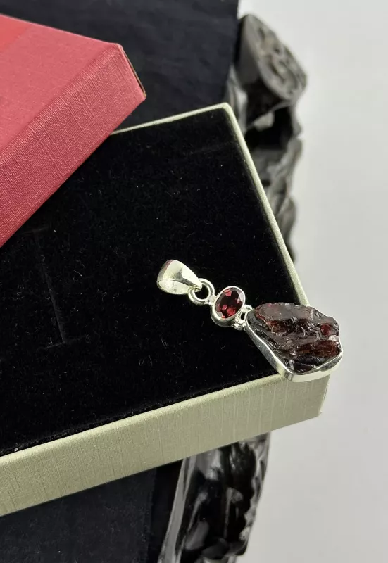 Garnet Taşlarından Gümüş Kolye Ucu