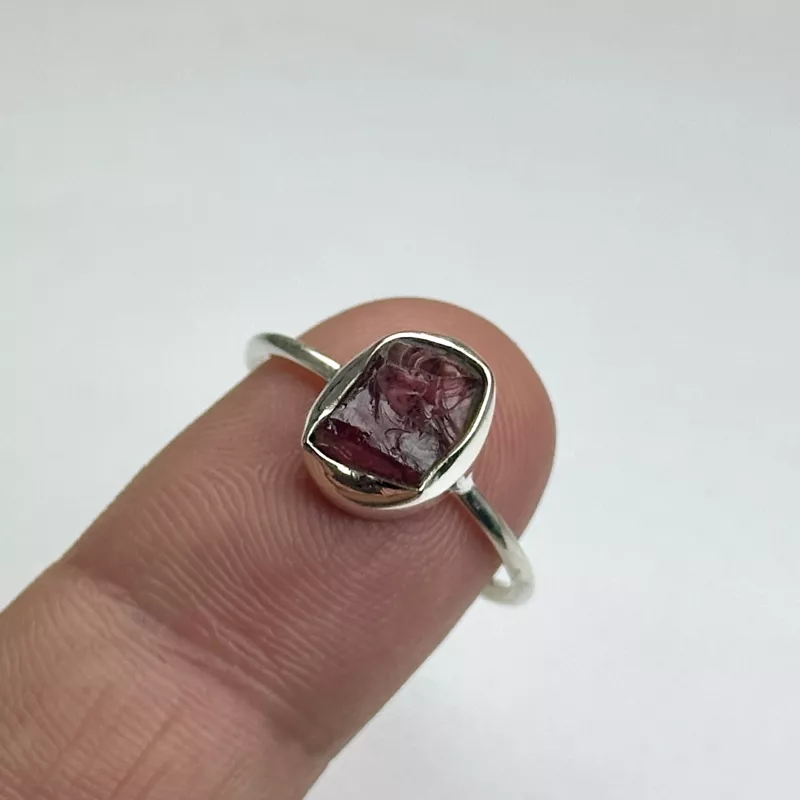 Pembe turmalin taşından gümüş yüzük