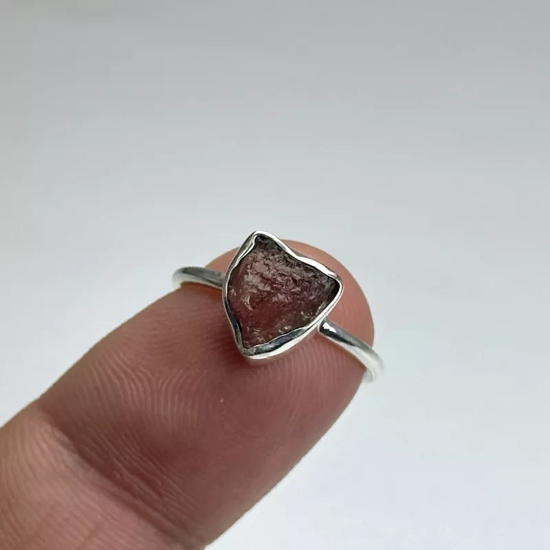 Pembe Turmalin Taşından Gümüş Yüzük