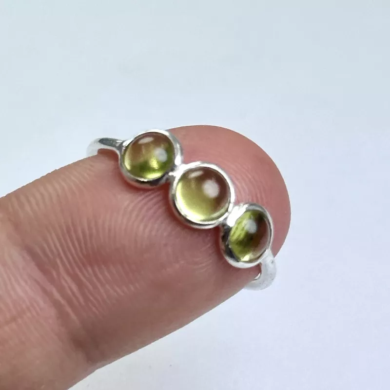 Üç Peridot(Zebercet) Taşlı Gümüş Yüzük