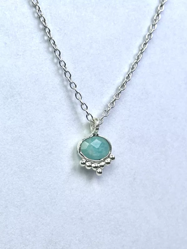 Zümrüt Taşından Gümüş Kolye (oval)