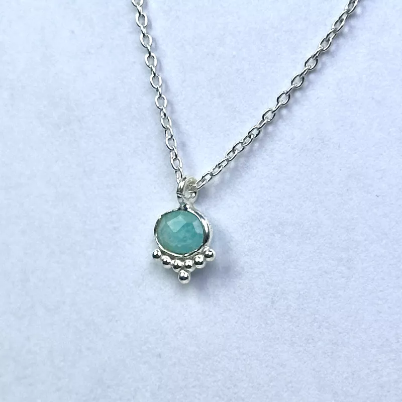 Zümrüt Taşından Gümüş Kolye (oval)