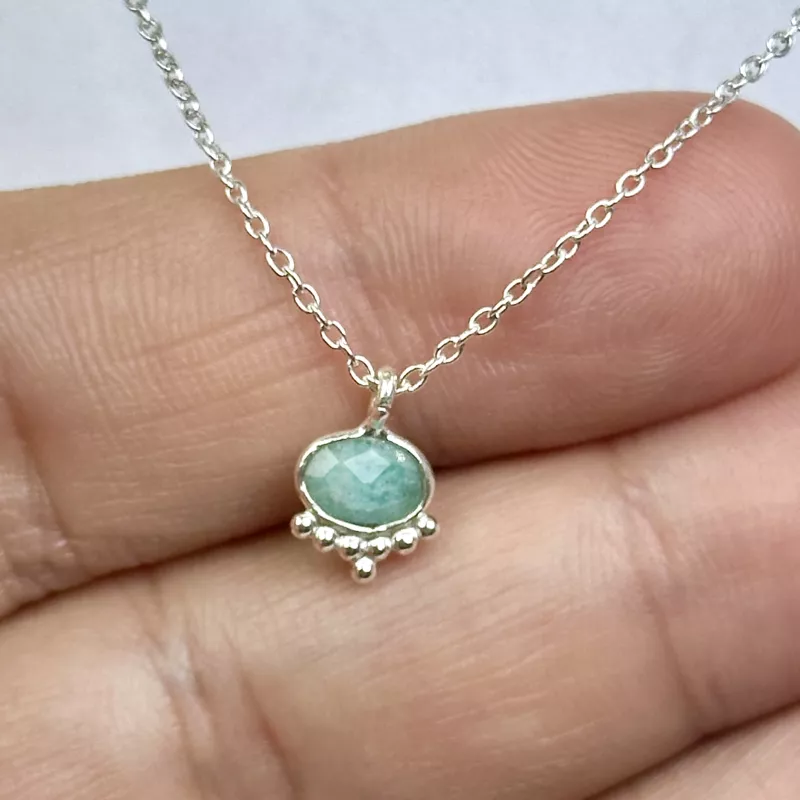 Zümrüt Taşından Gümüş Kolye (oval)