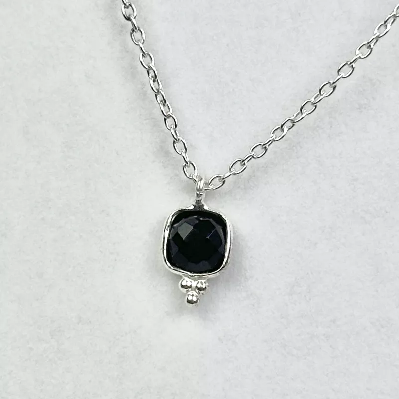 Obsidyen Taşından Gümüş Kolye (kare)