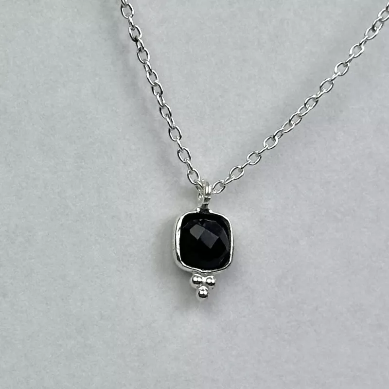 Obsidyen Taşından Gümüş Kolye (kare)