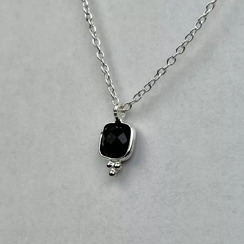 Obsidyen Taşından Gümüş Kolye (kare)