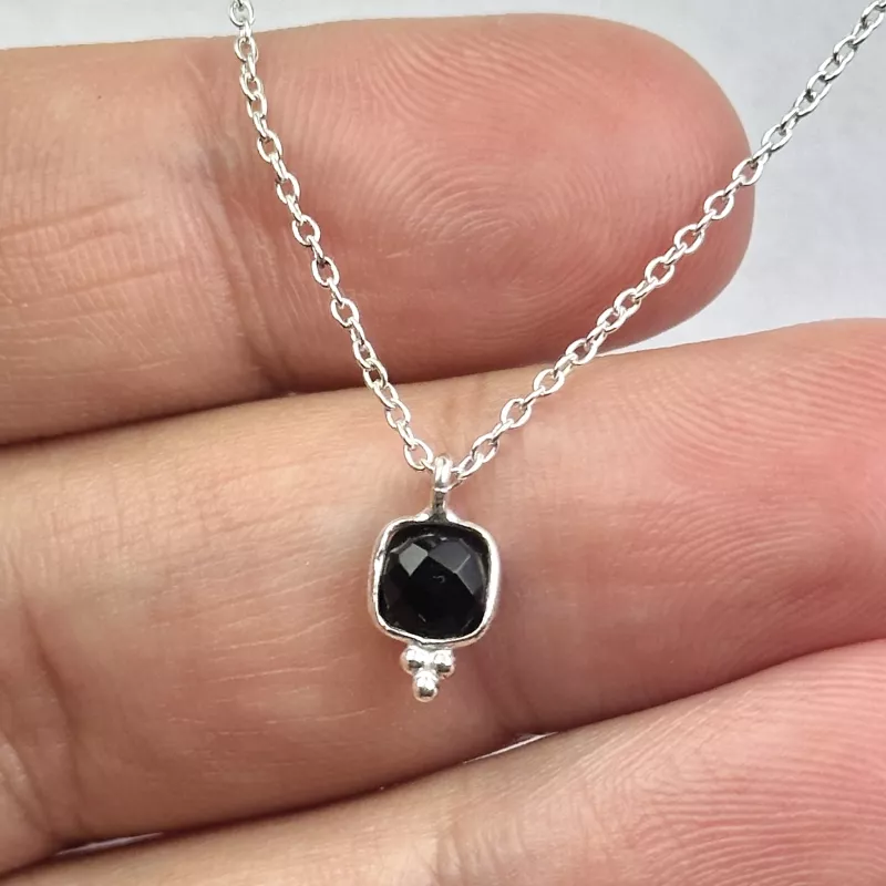 Obsidyen Taşından Gümüş Kolye (kare)