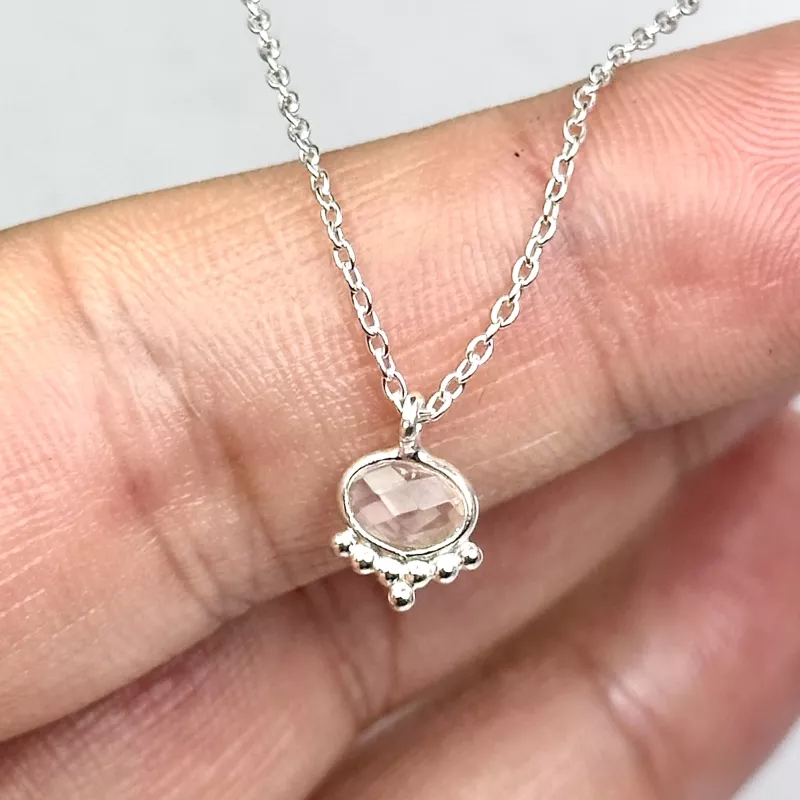 Pembe Kuvars Taşından Gümüş Kolye (Oval)