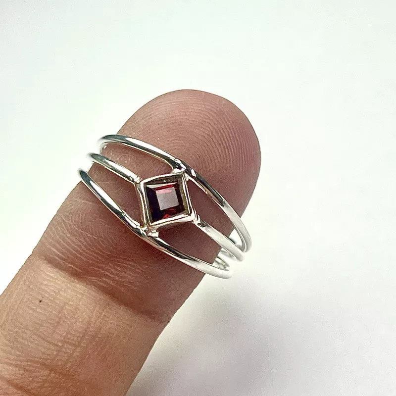 Lal(Garnet) Taşından Gümüş Yüzük