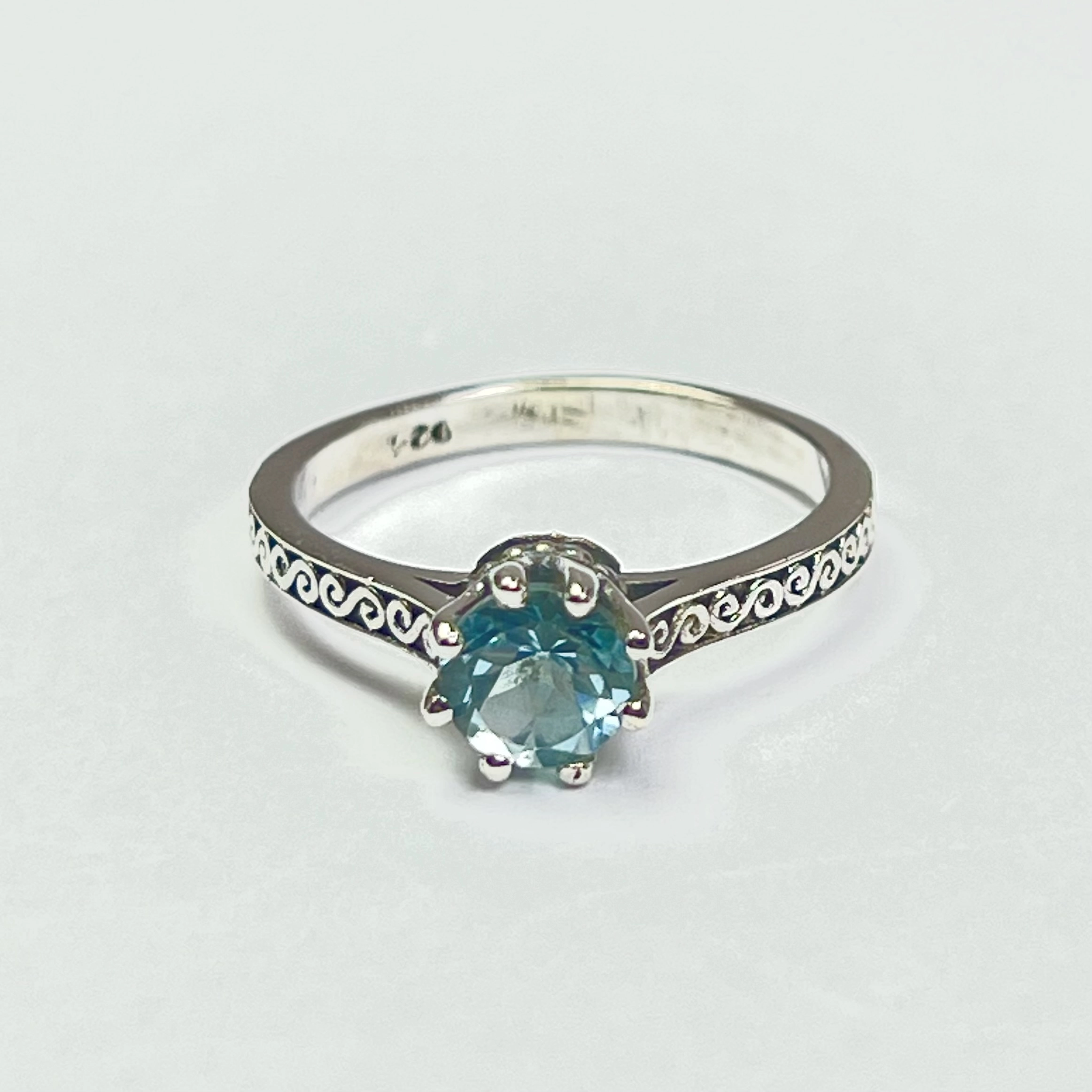 Zarif Topaz Taşından Gümüş Yüzük