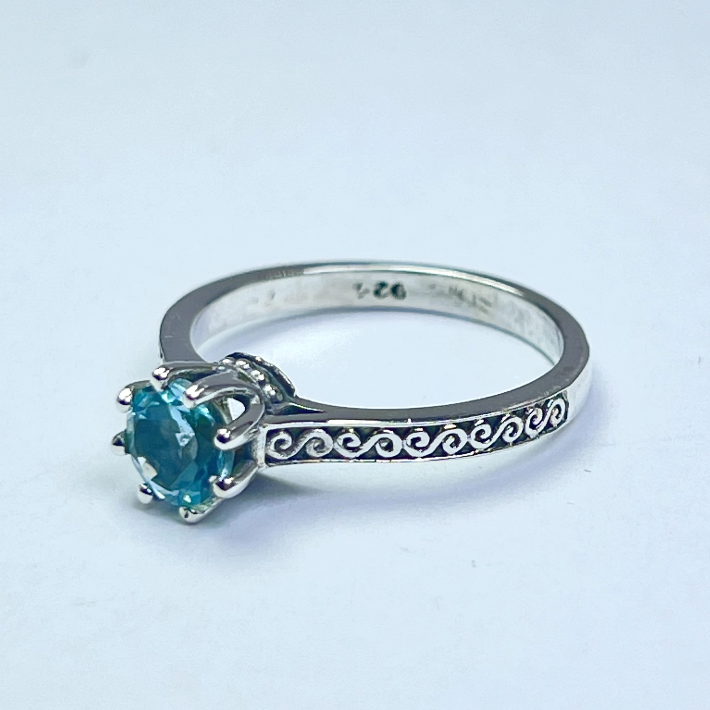 Zarif Topaz Taşından Gümüş Yüzük