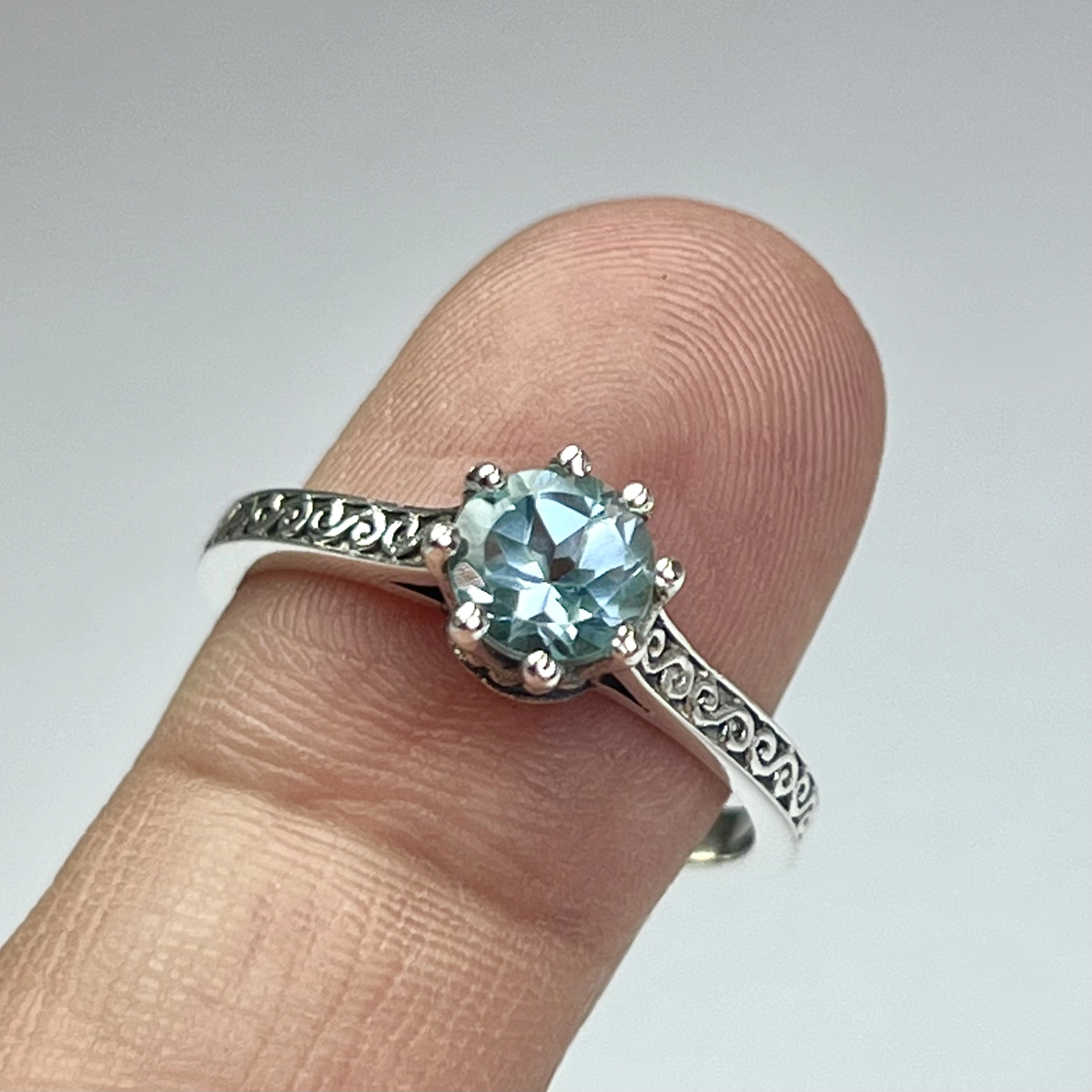 Zarif Topaz Taşından Gümüş Yüzük