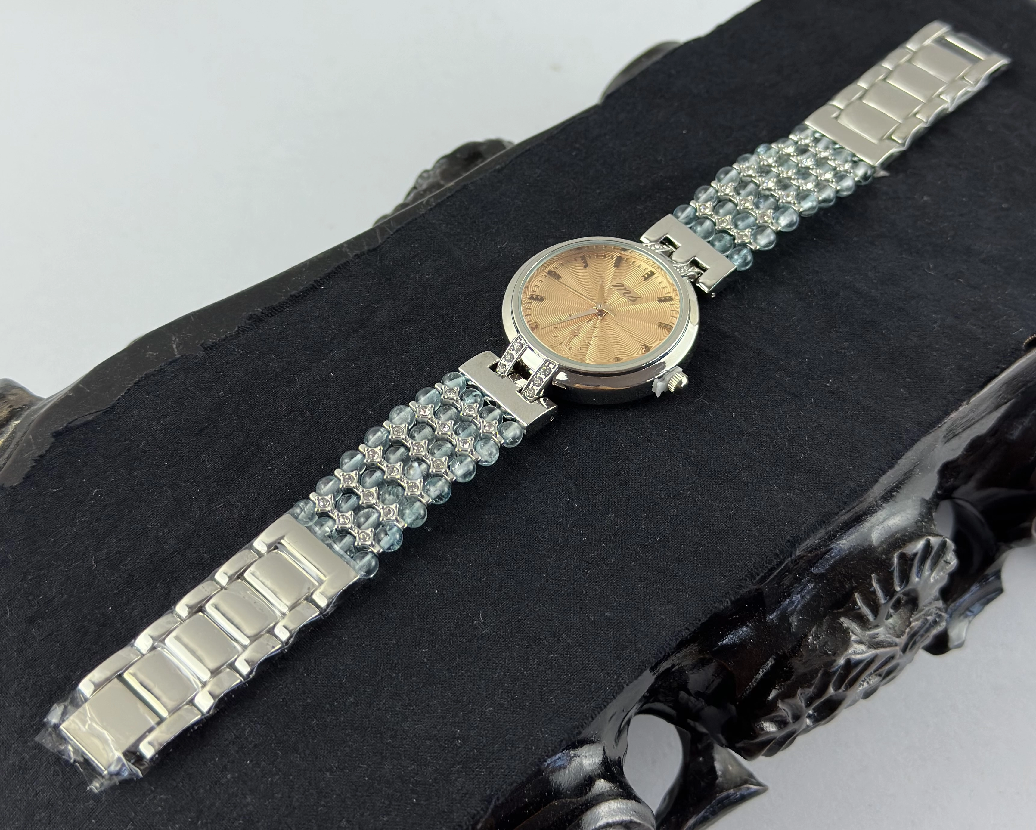 Topaz Taşlı Saat
