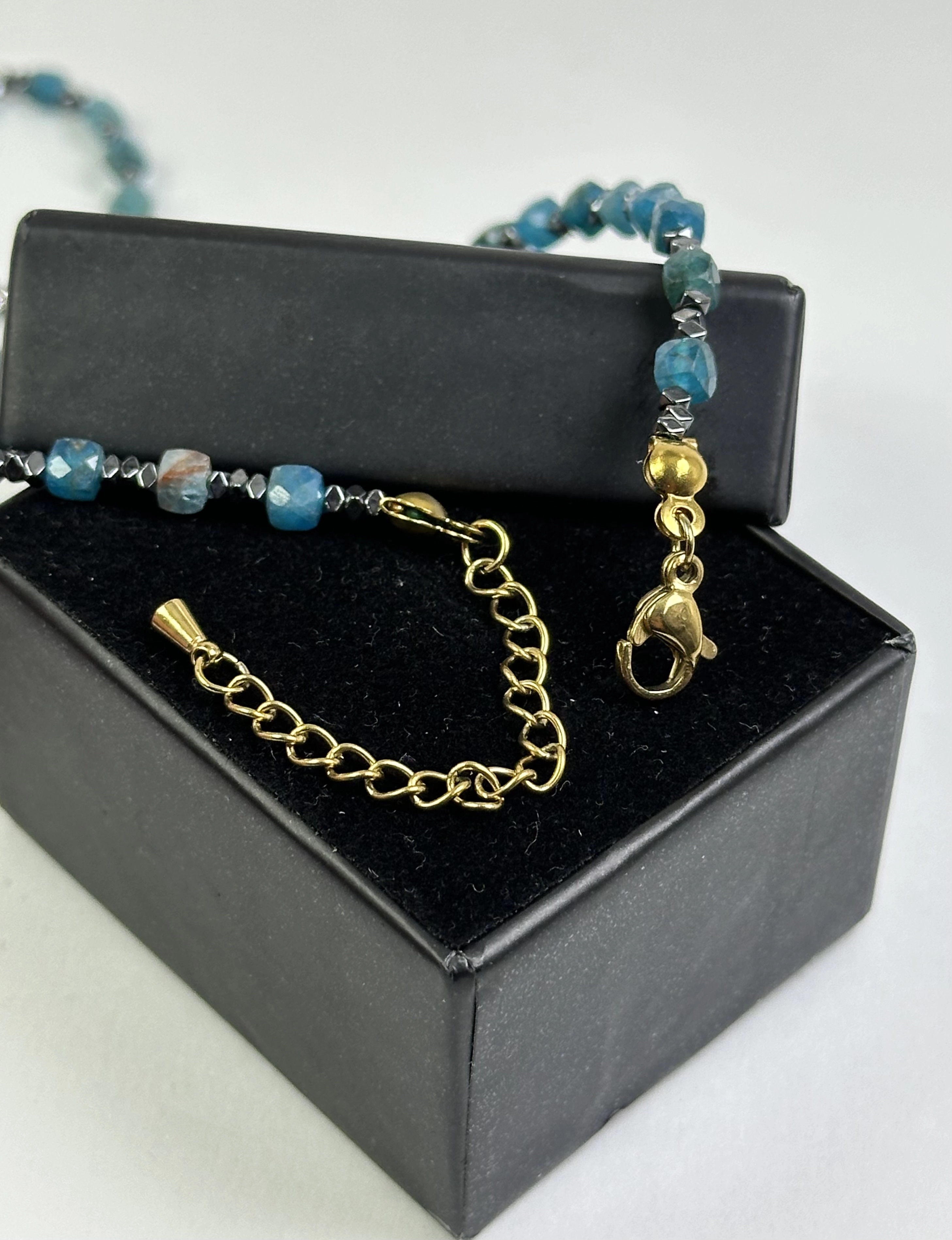 Apatit ve Hematit Taşlarından Kolye