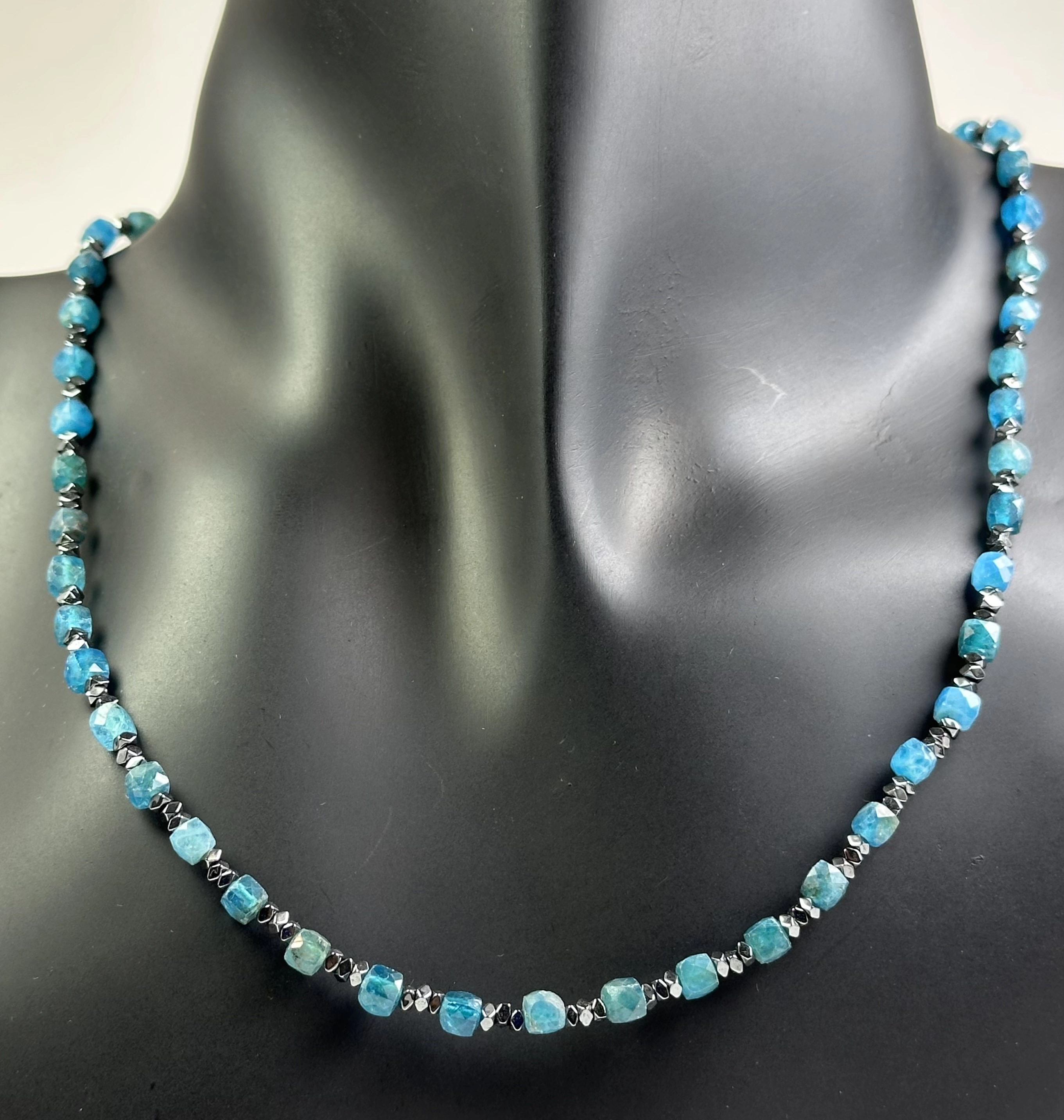 Apatit ve Hematit Taşlarından Kolye