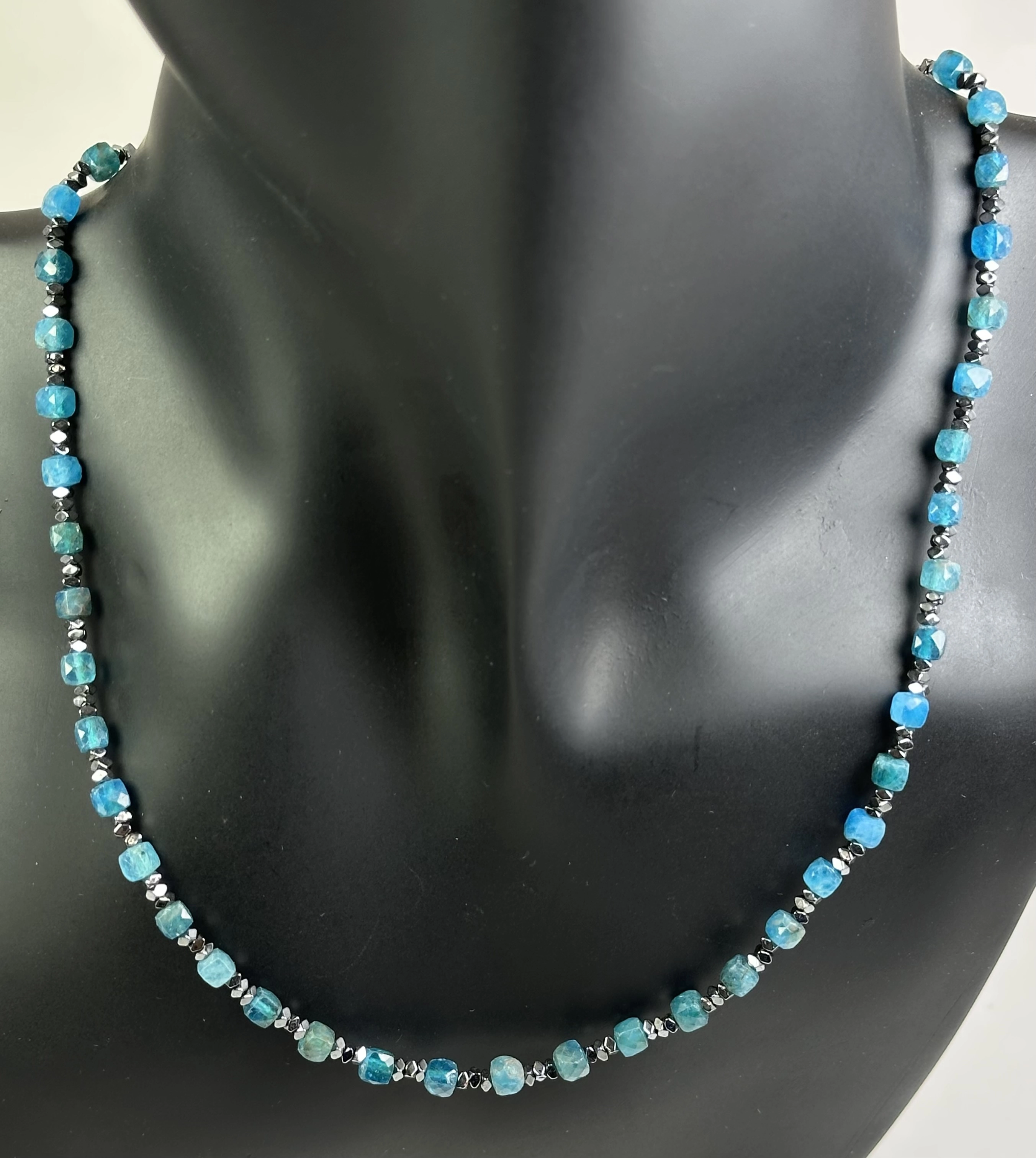 Apatit ve Hematit Taşlarından Kolye