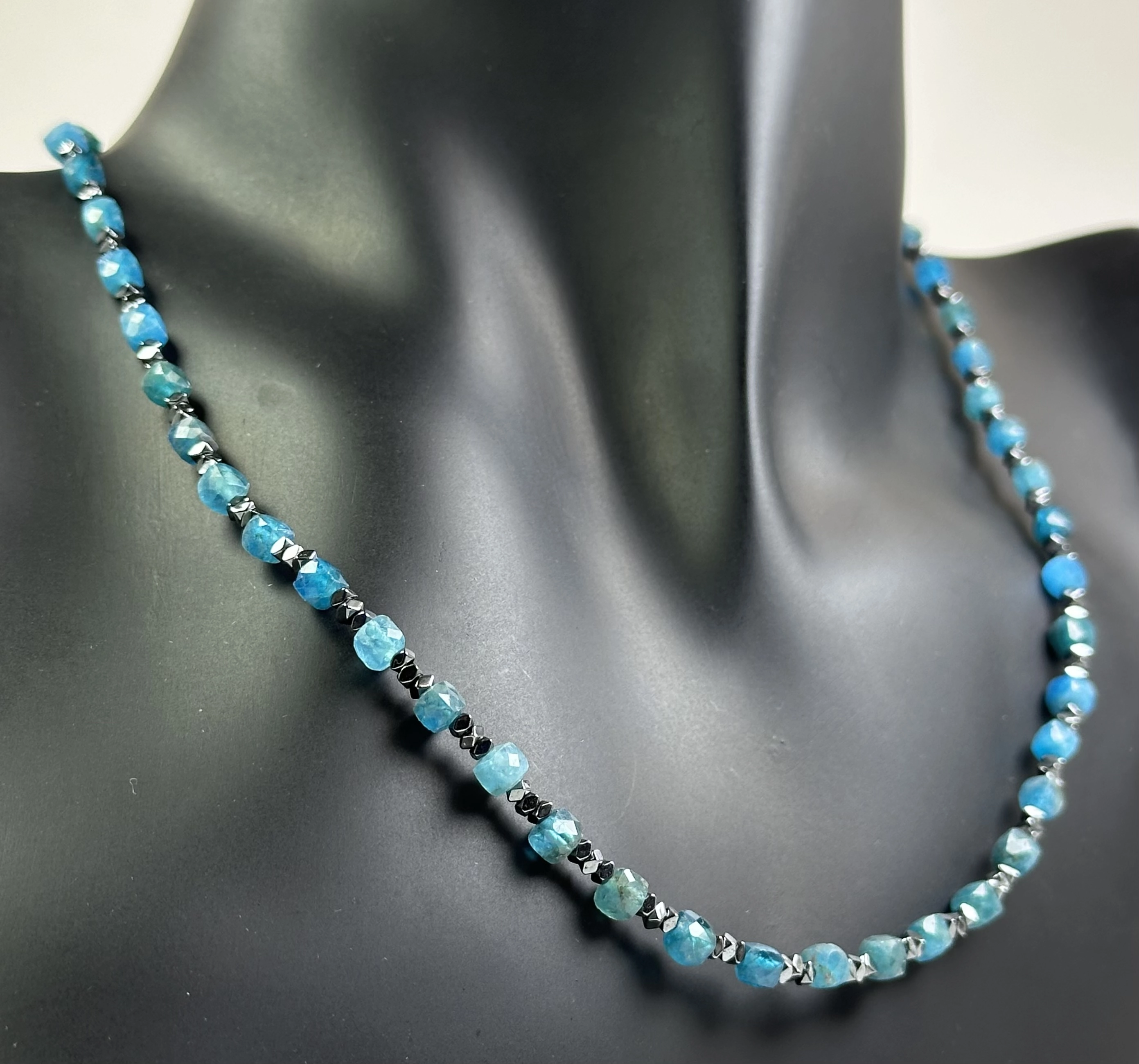 Apatit ve Hematit Taşlarından Kolye