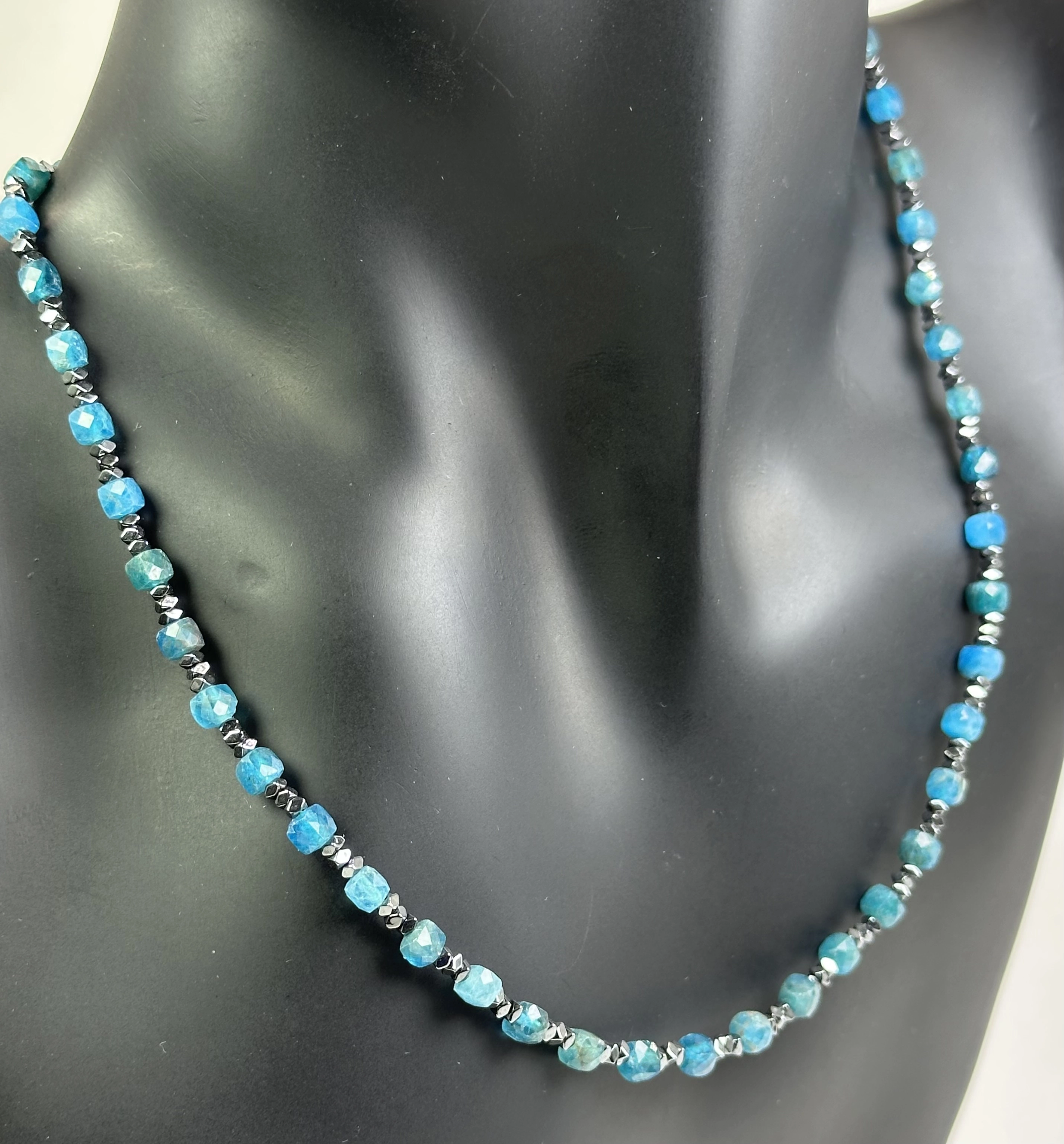 Apatit ve Hematit Taşlarından Kolye