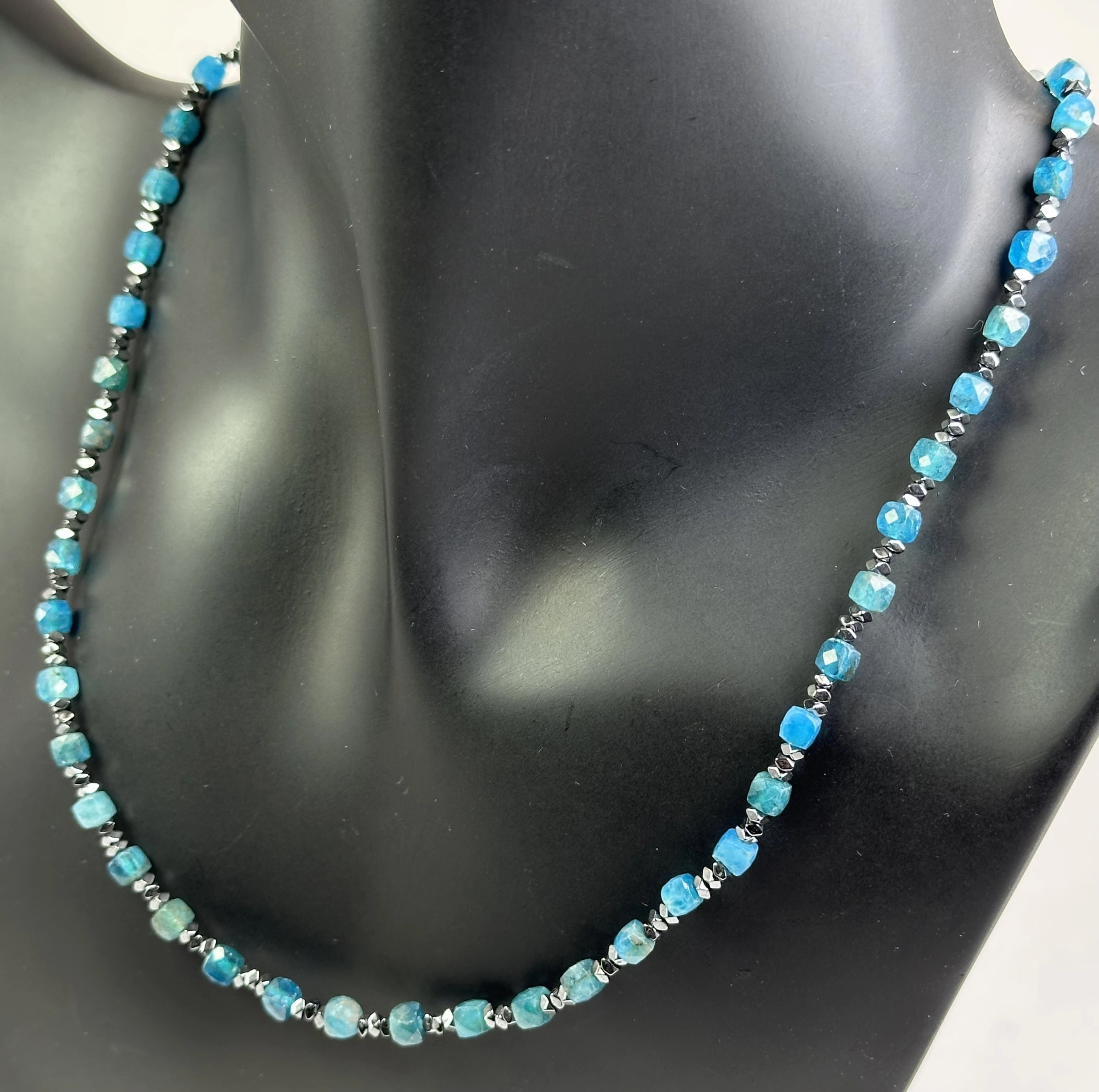 Apatit ve Hematit Taşlarından Kolye