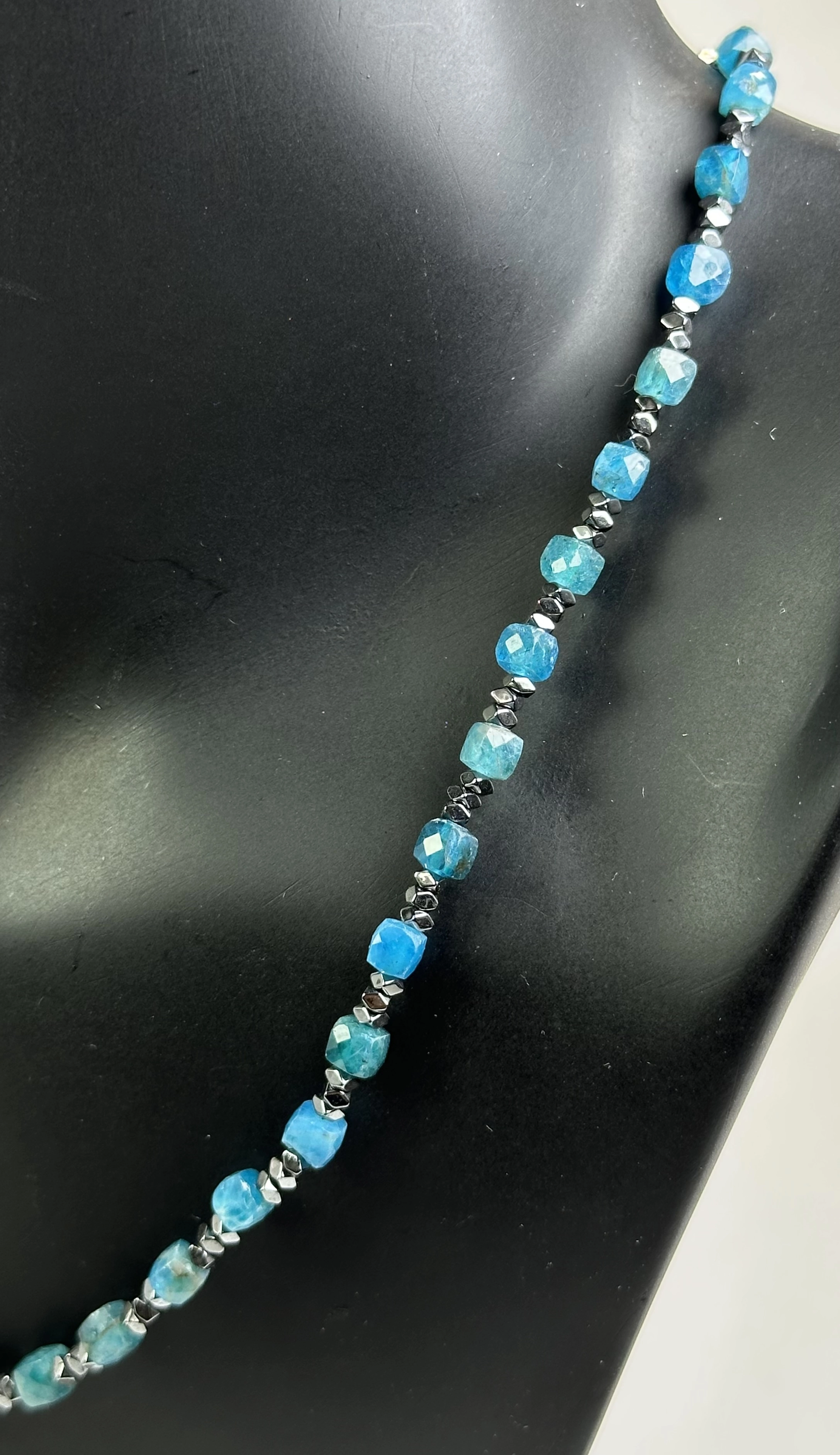 Apatit ve Hematit Taşlarından Kolye