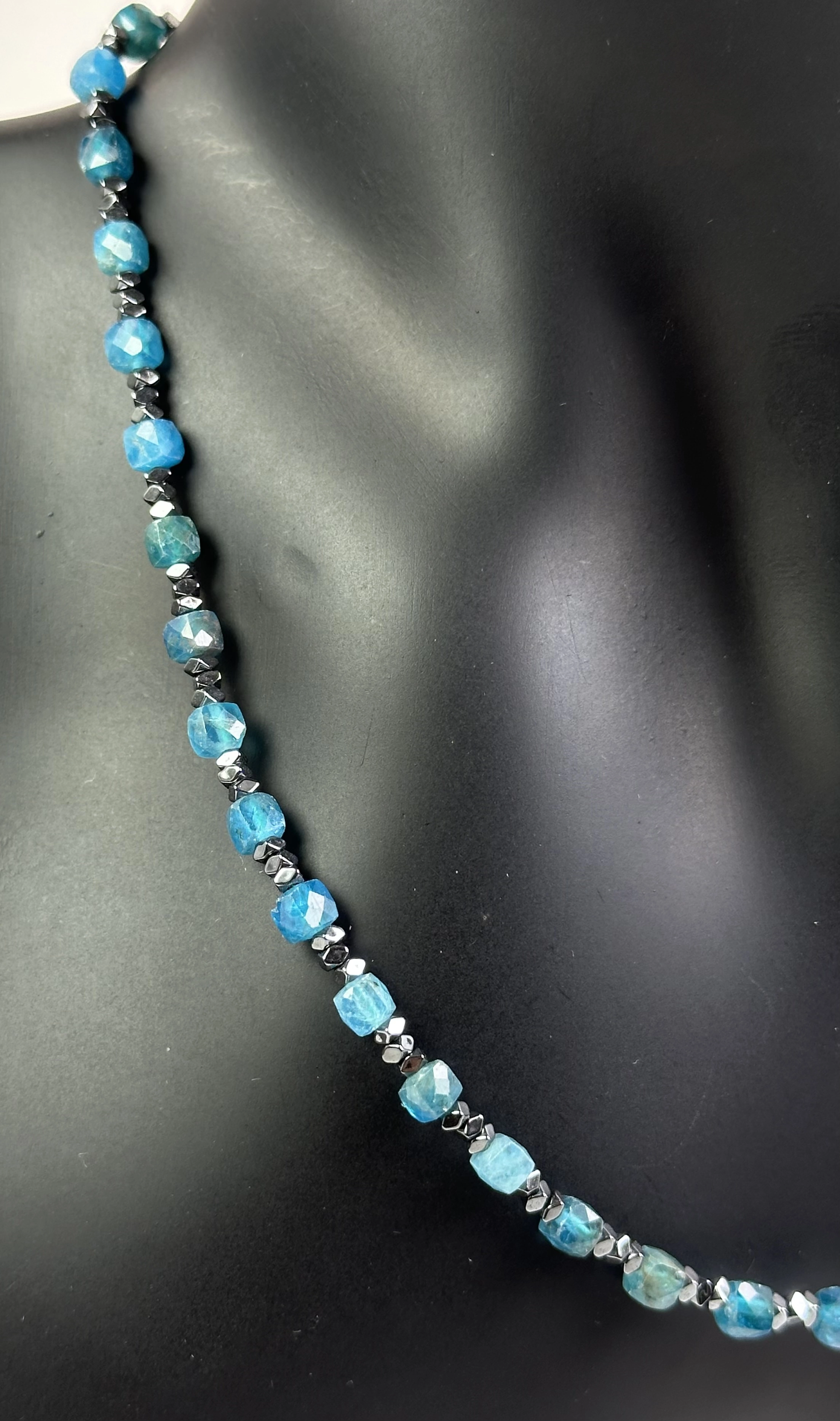 Apatit ve Hematit Taşlarından Kolye