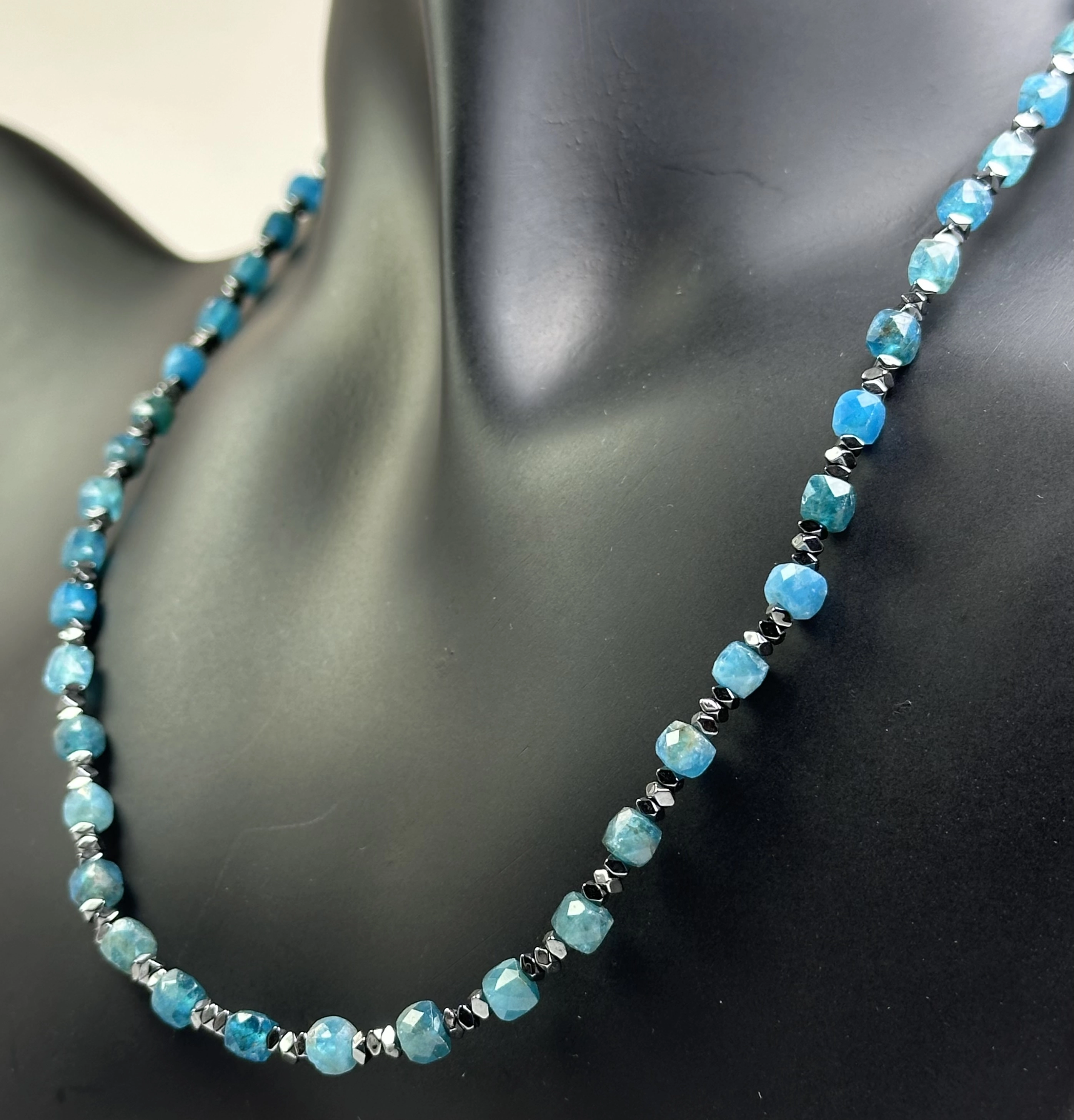 Apatit ve Hematit Taşlarından Kolye