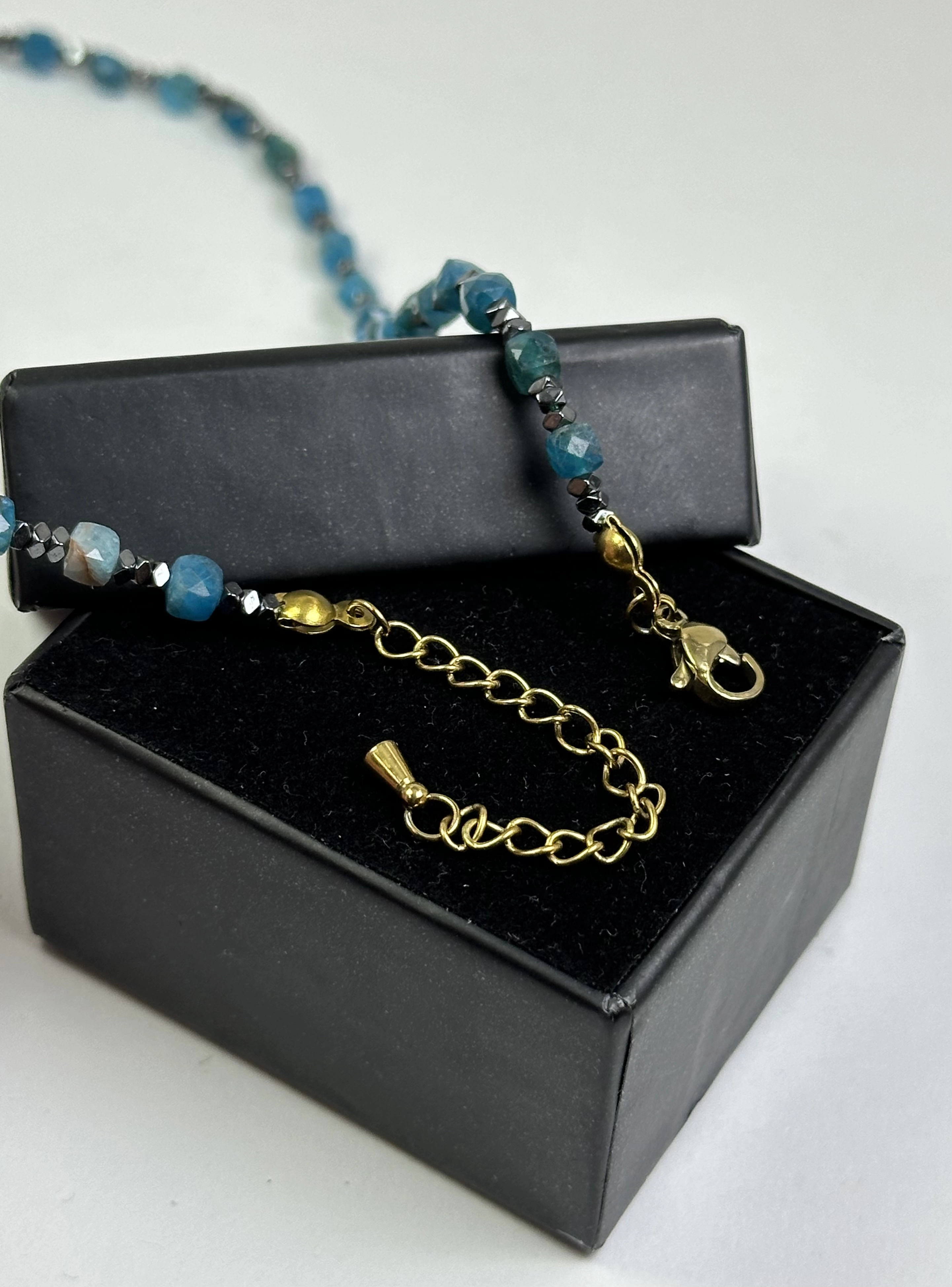 Apatit ve Hematit Taşlarından Kolye