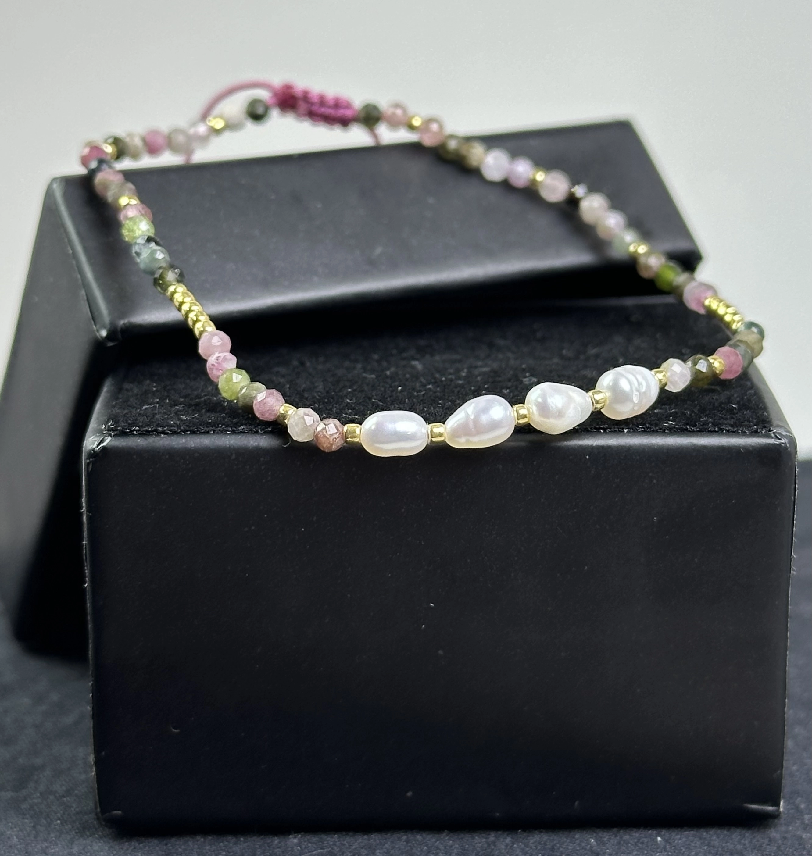  İnci ve Turmalin Taşlarından Zarif Bileklik