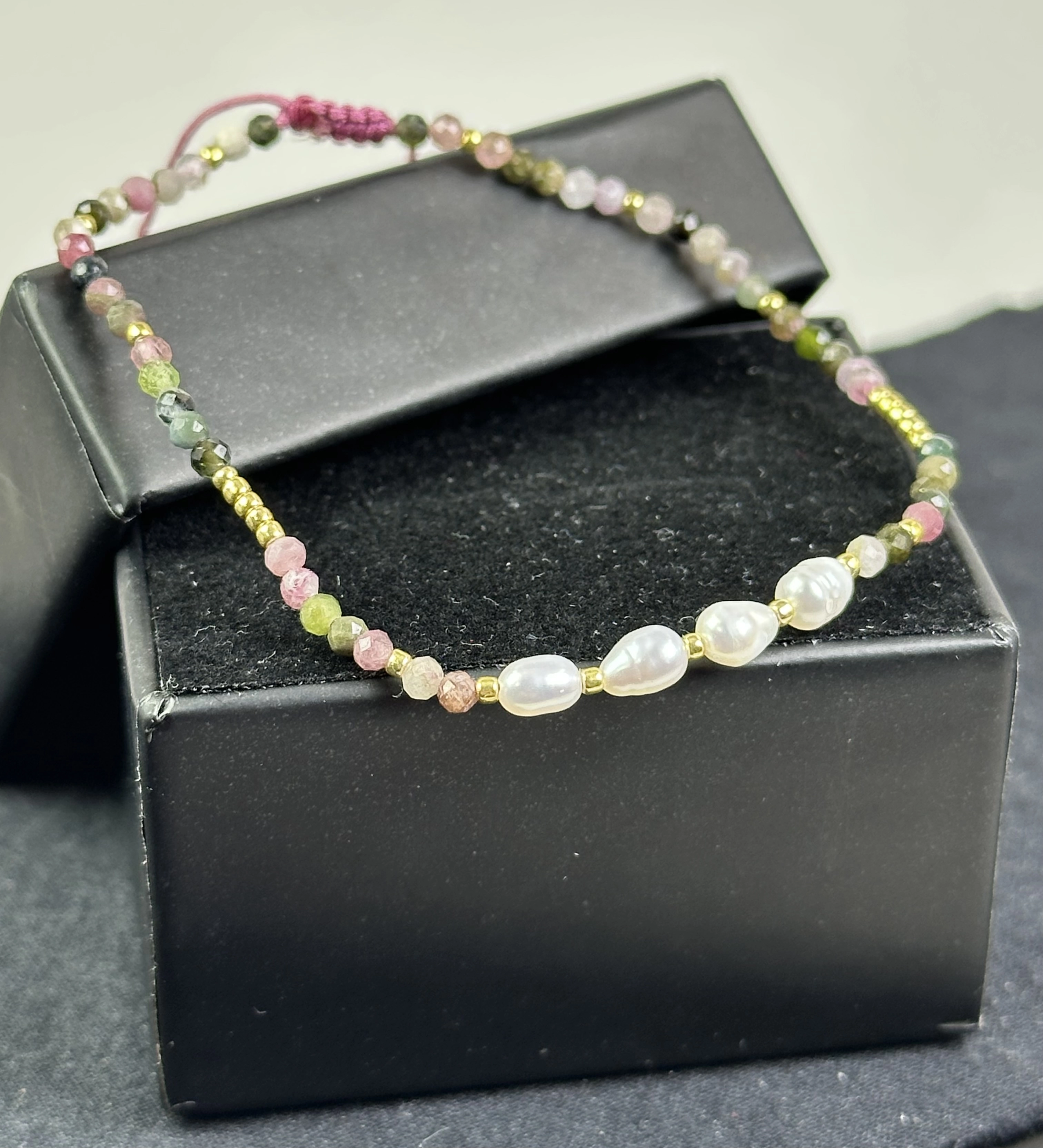  İnci ve Turmalin Taşlarından Zarif Bileklik