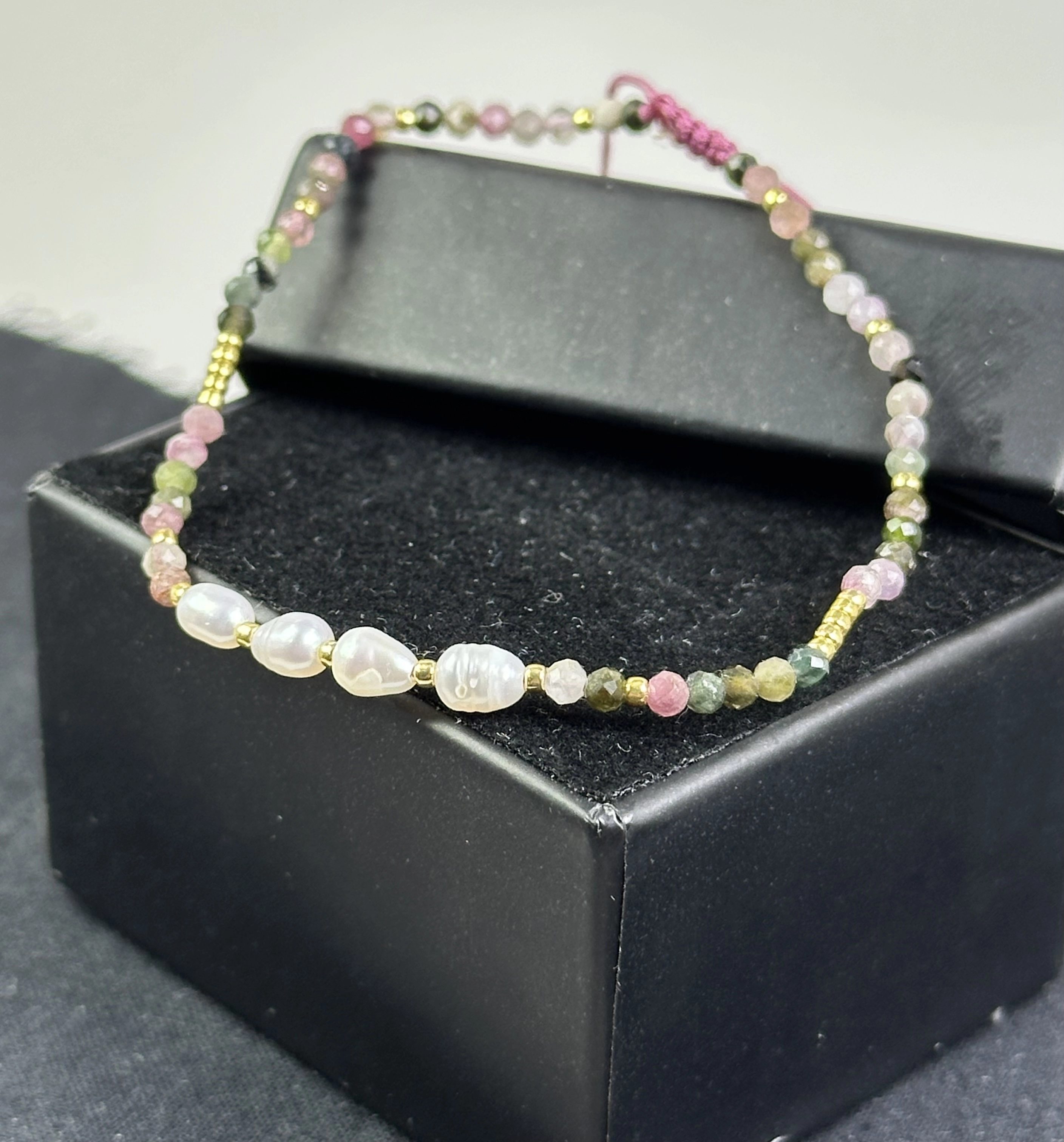  İnci ve Turmalin Taşlarından Zarif Bileklik