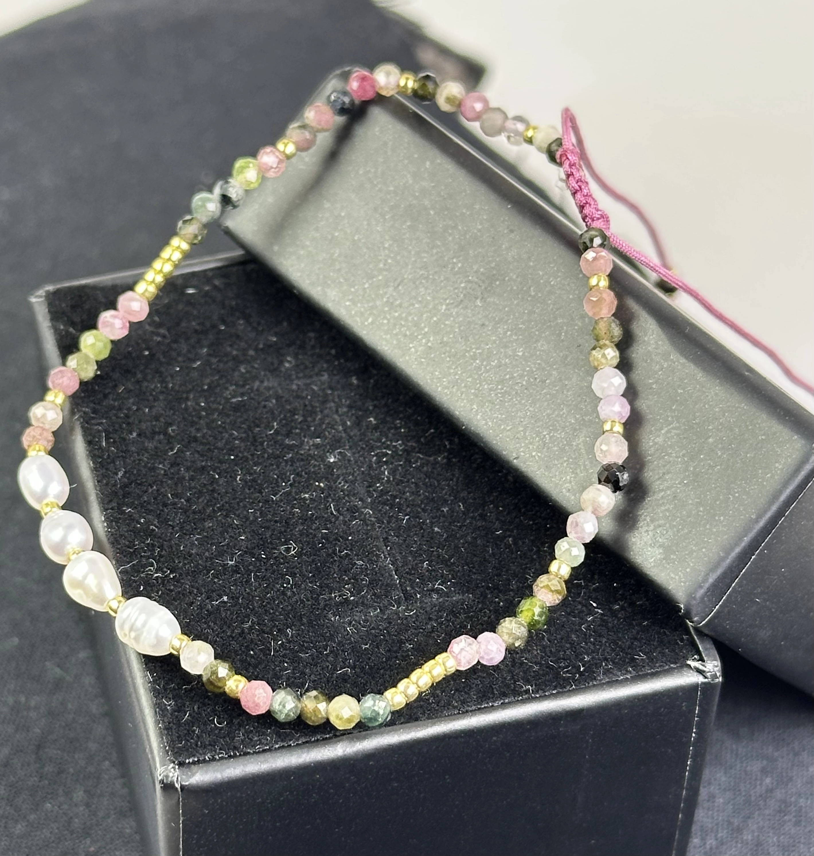  İnci ve Turmalin Taşlarından Zarif Bileklik