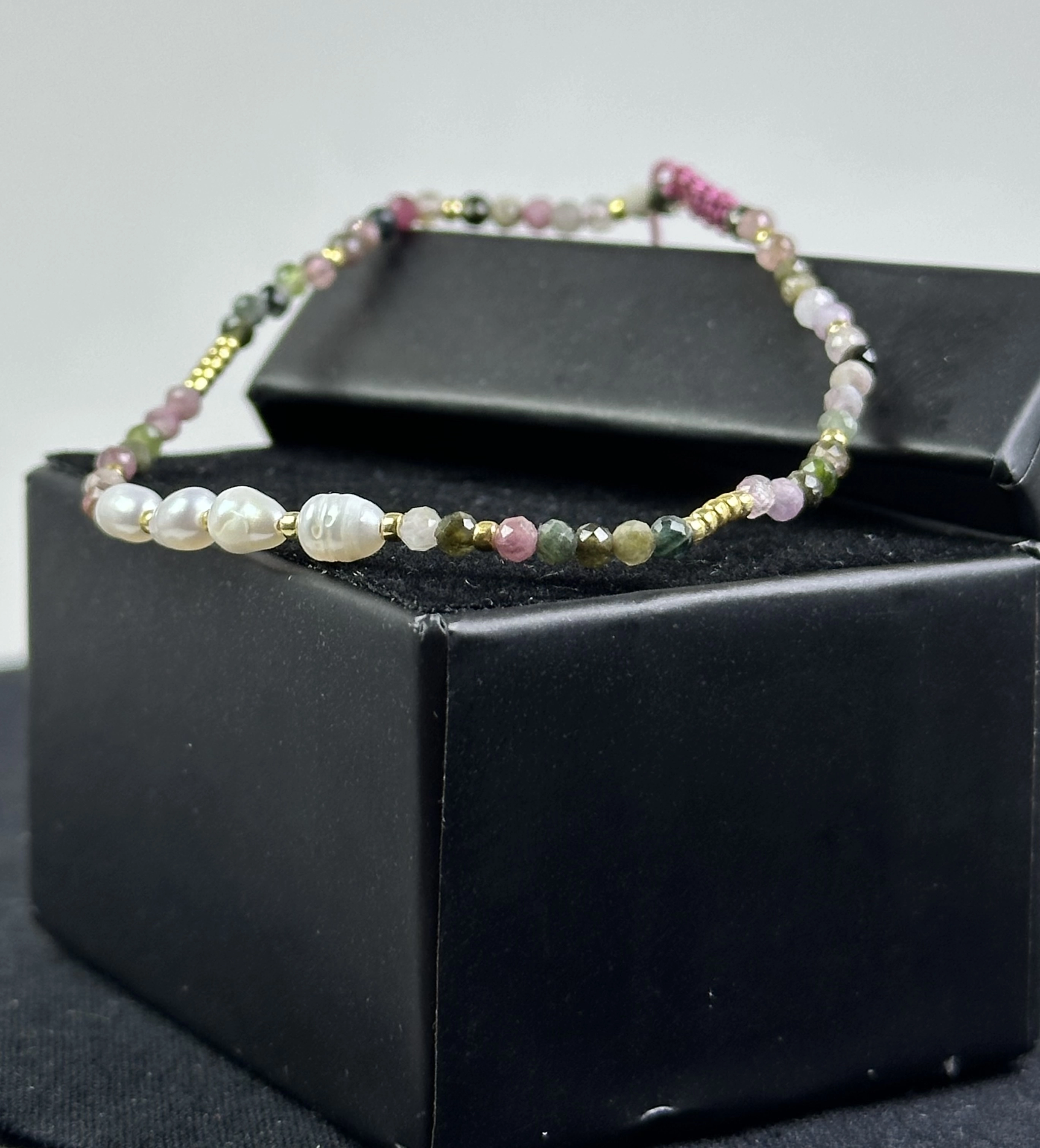  İnci ve Turmalin Taşlarından Zarif Bileklik