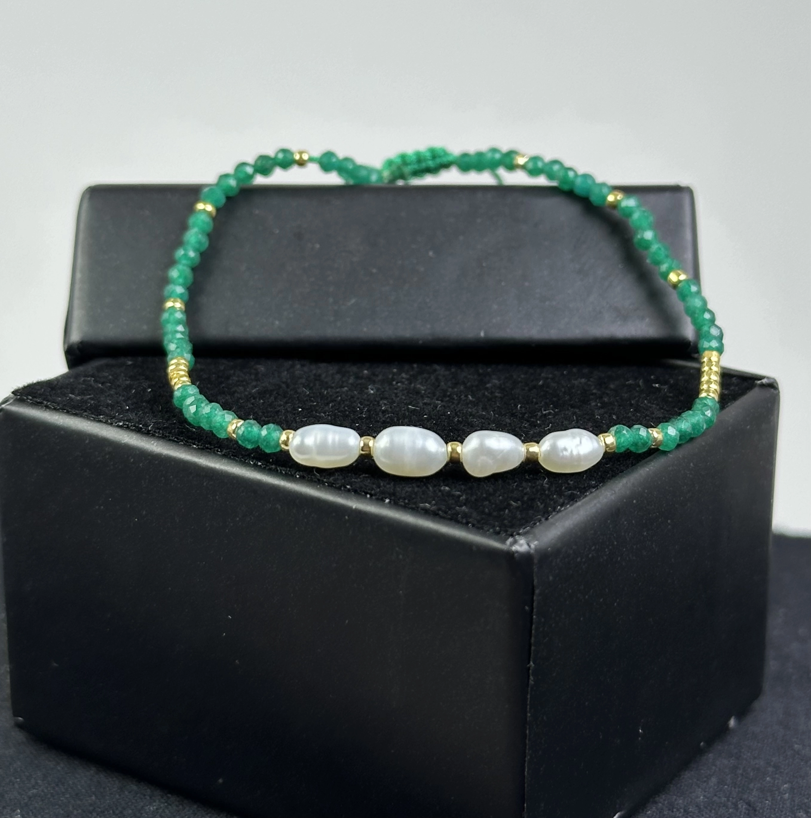  İnci ve Yeşil Oniks Taşlarından Zarif Bileklik