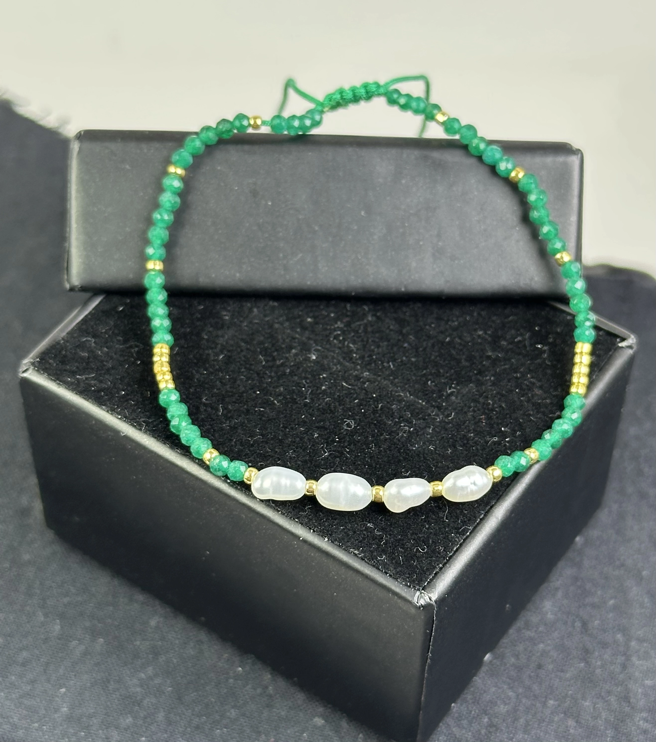  İnci ve Yeşil Oniks Taşlarından Zarif Bileklik