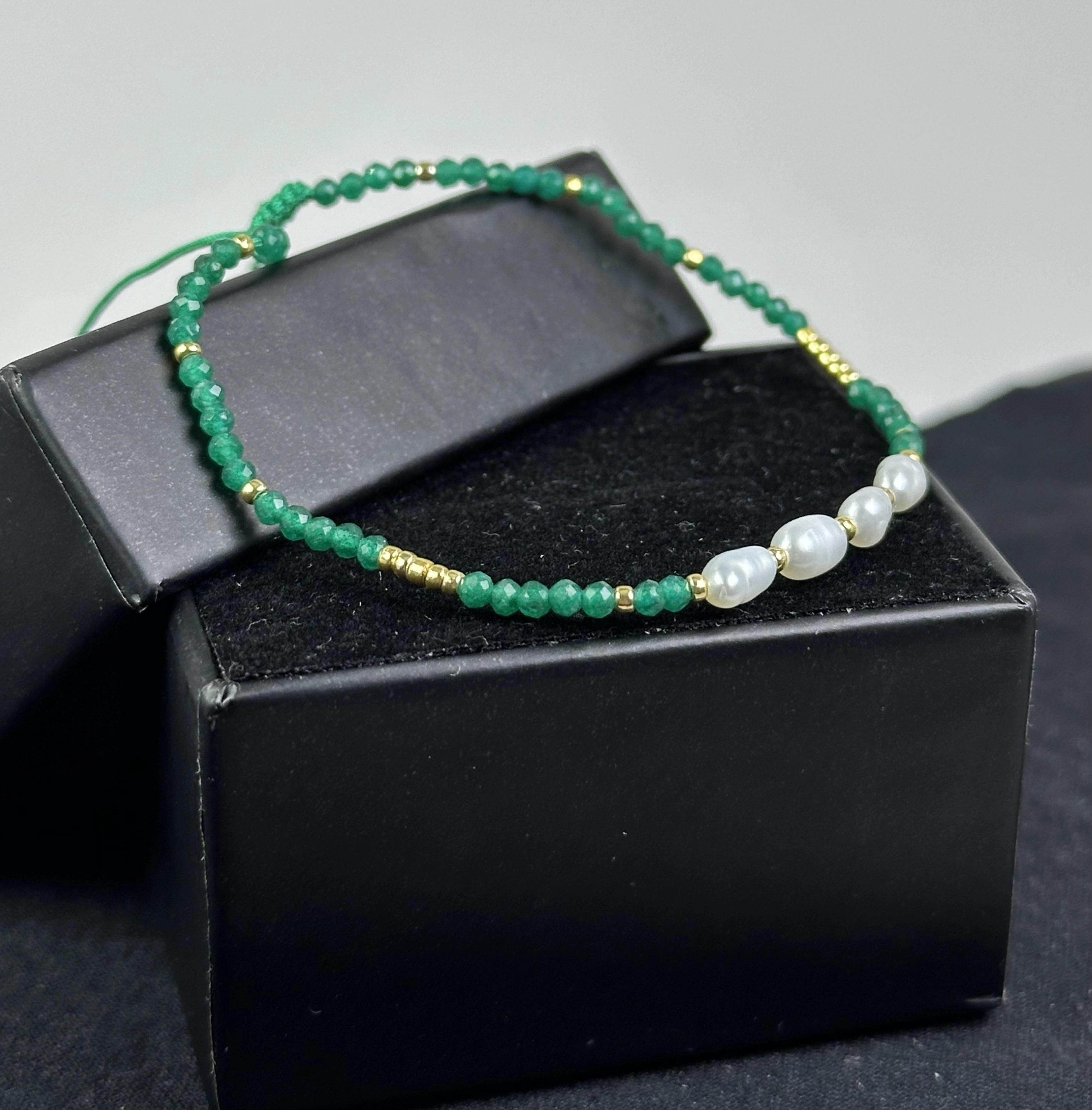  İnci ve Yeşil Oniks Taşlarından Zarif Bileklik