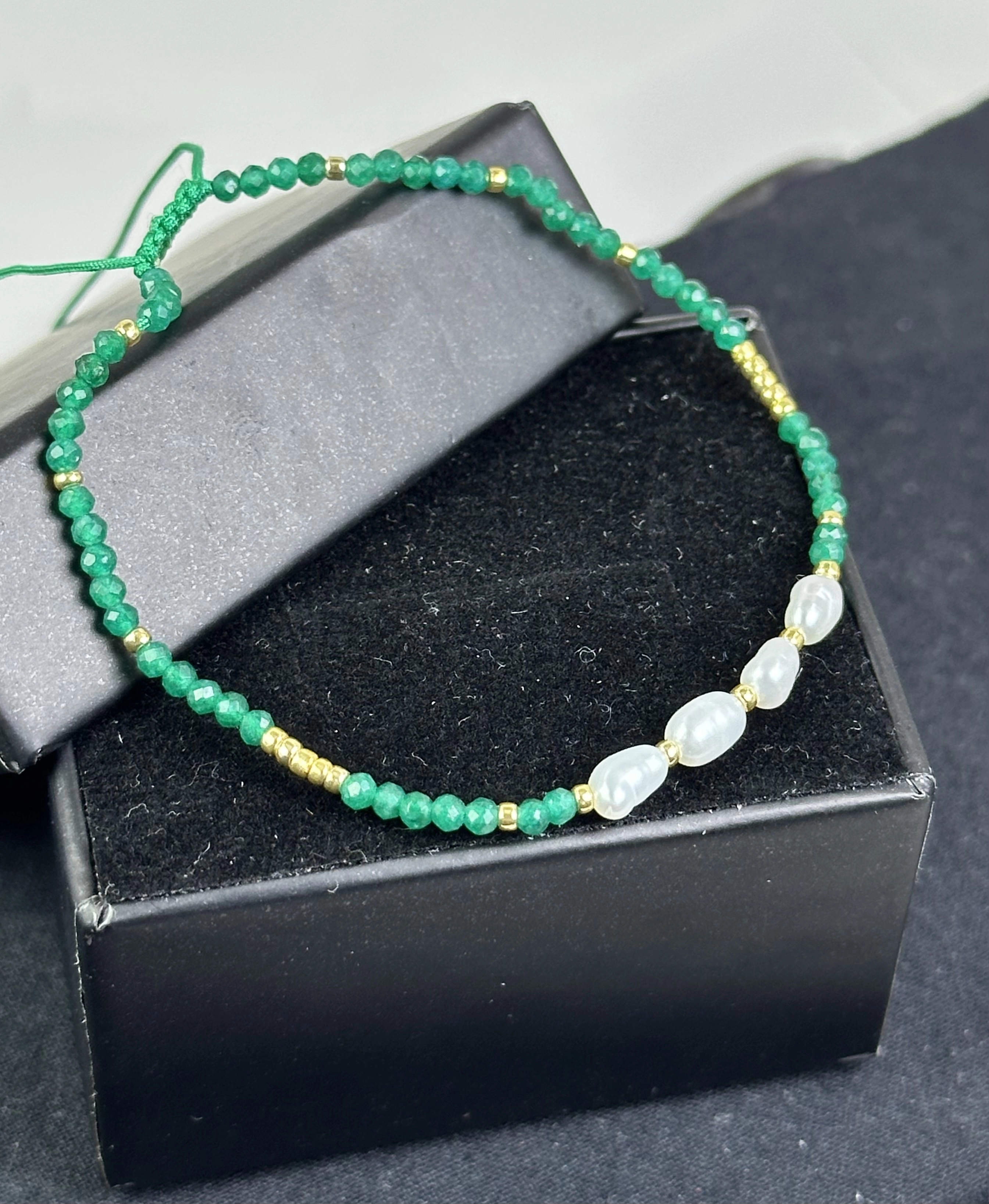  İnci ve Yeşil Oniks Taşlarından Zarif Bileklik