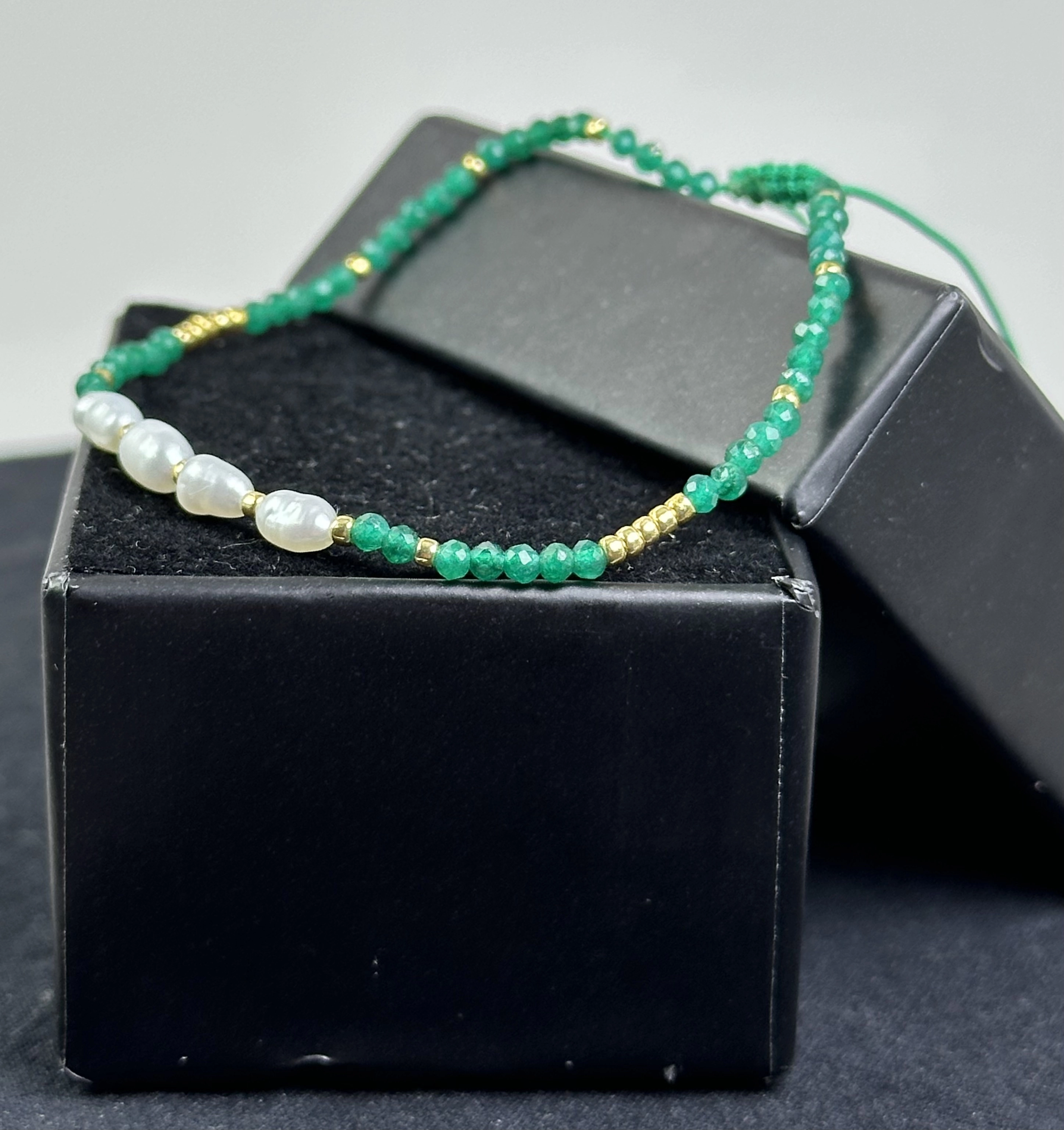  İnci ve Yeşil Oniks Taşlarından Zarif Bileklik