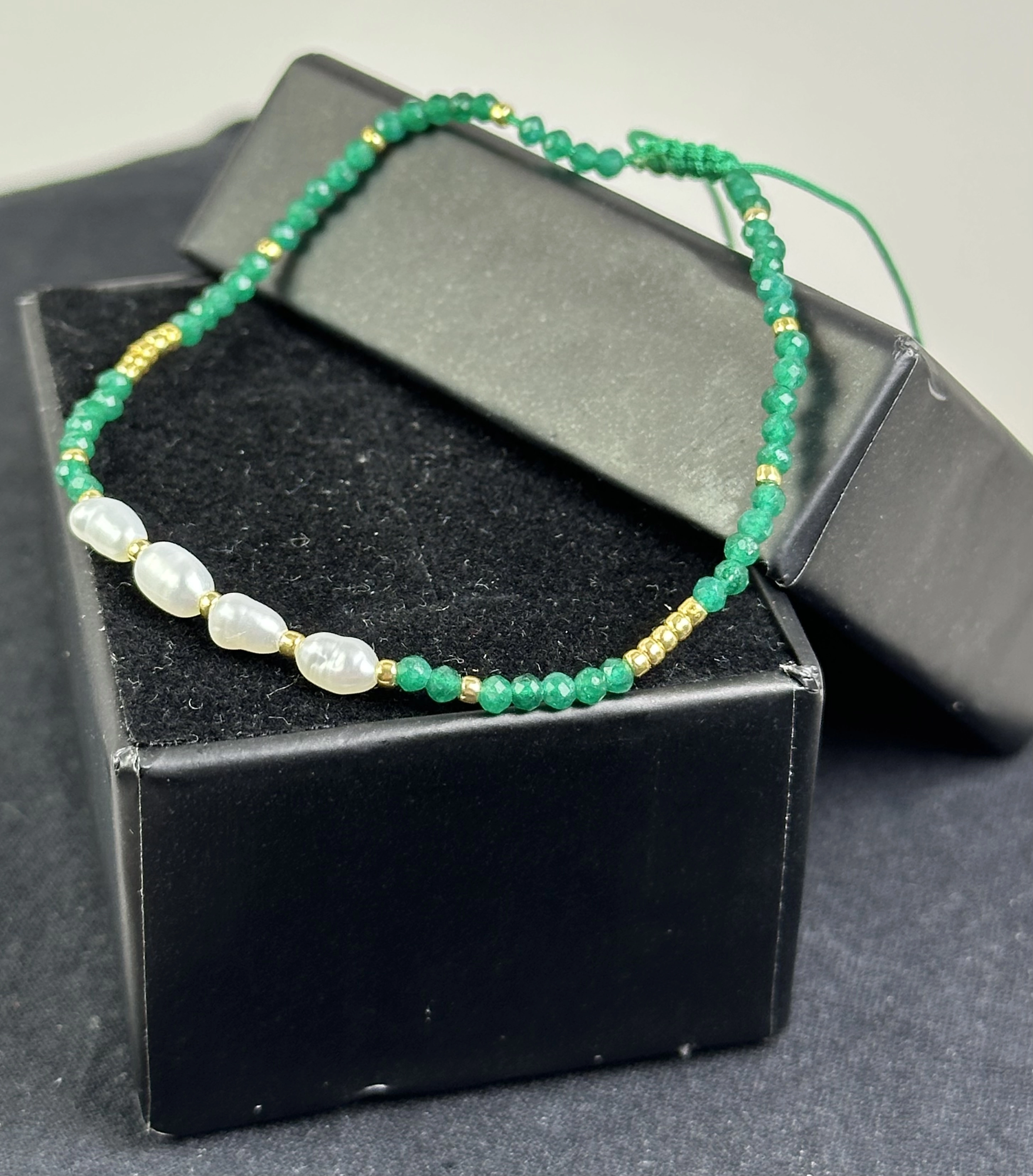  İnci ve Yeşil Oniks Taşlarından Zarif Bileklik