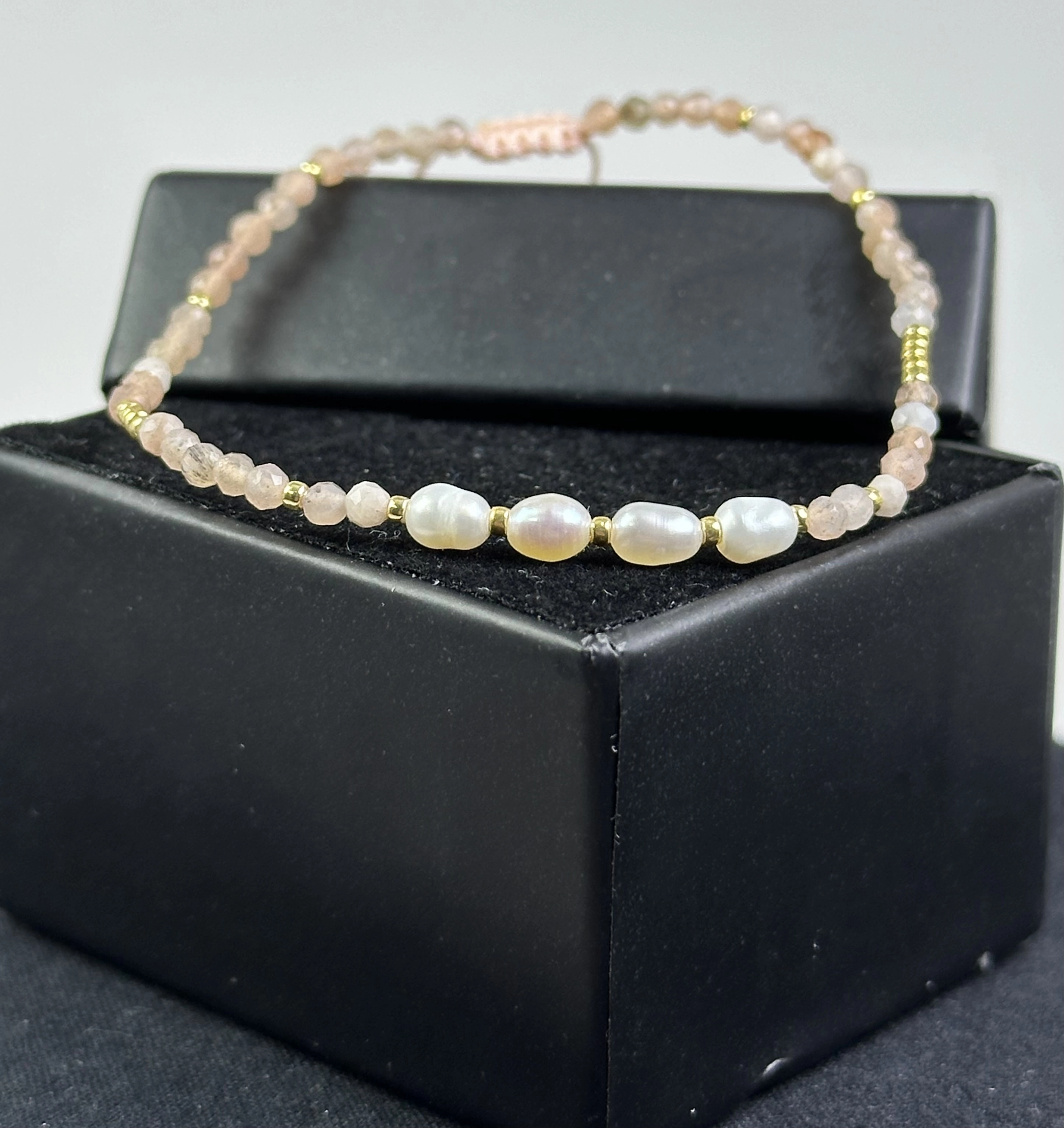  İnci ve Şeftali Aytaşı Taşlarından Zarif Bileklik