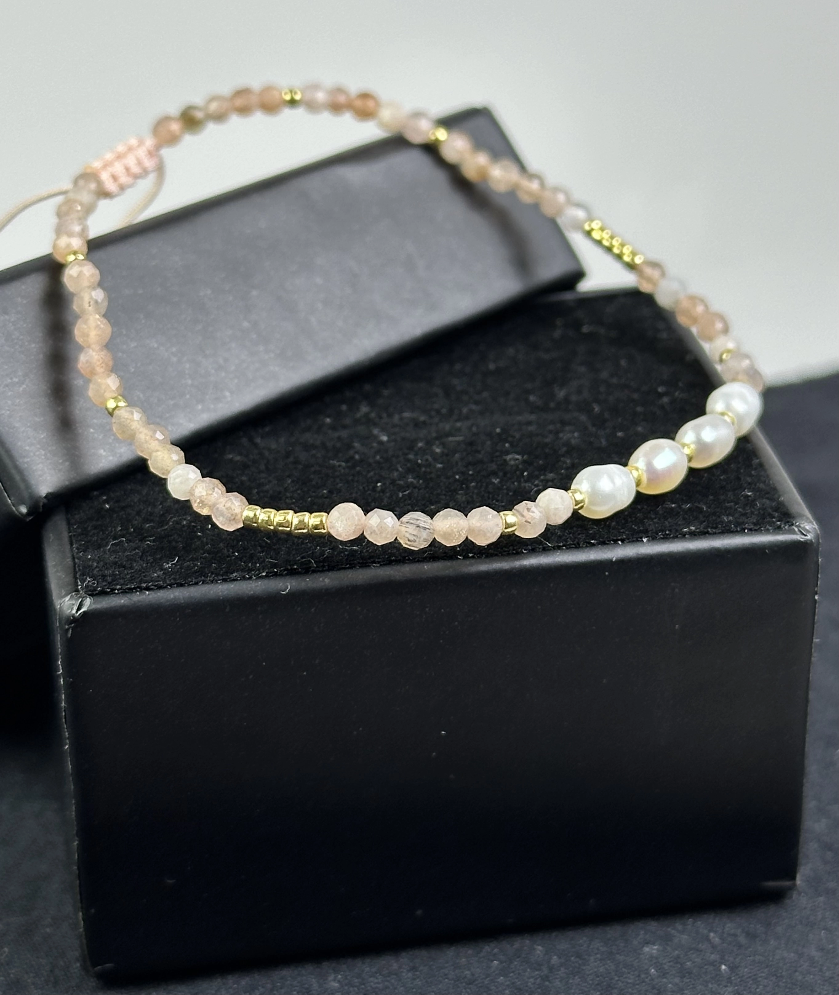  İnci ve Şeftali Aytaşı Taşlarından Zarif Bileklik