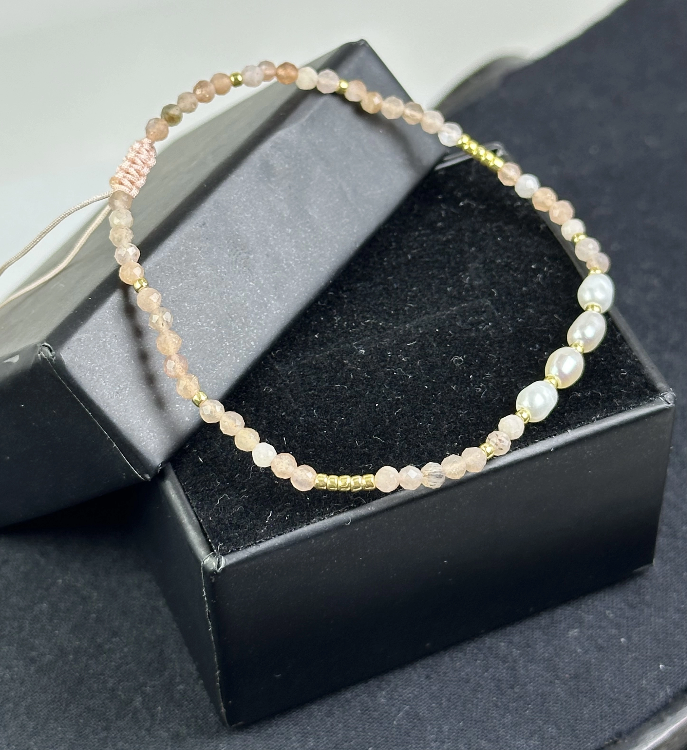  İnci ve Şeftali Aytaşı Taşlarından Zarif Bileklik