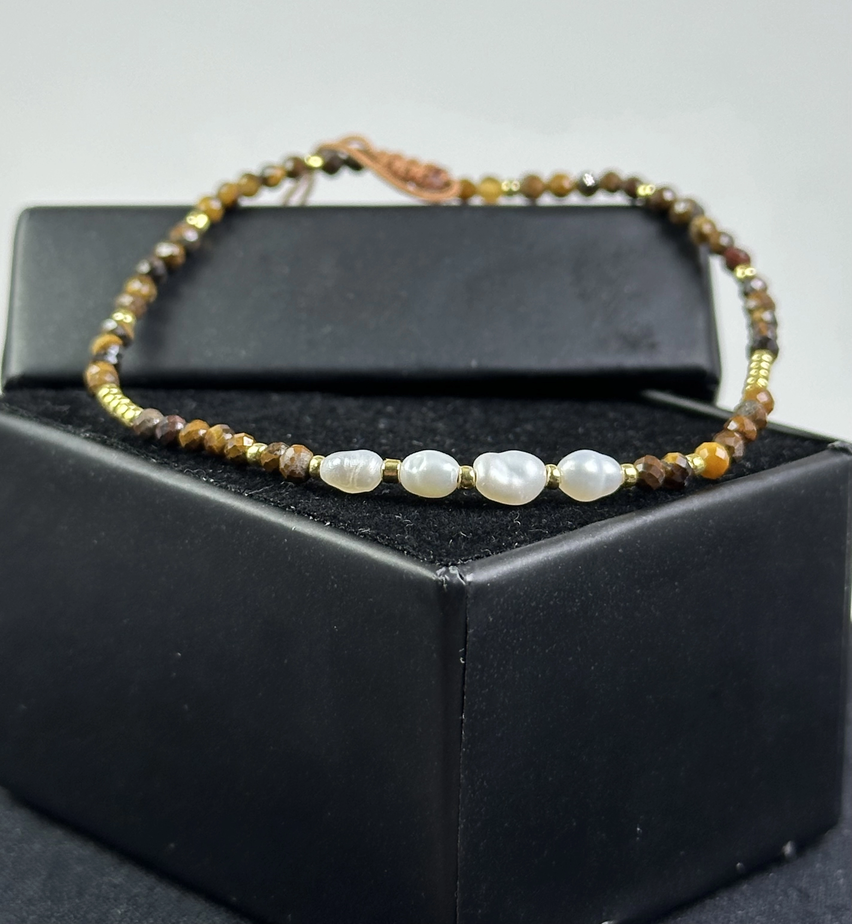  İnci ve Kaplangözü Taşlarından Zarif Bileklik