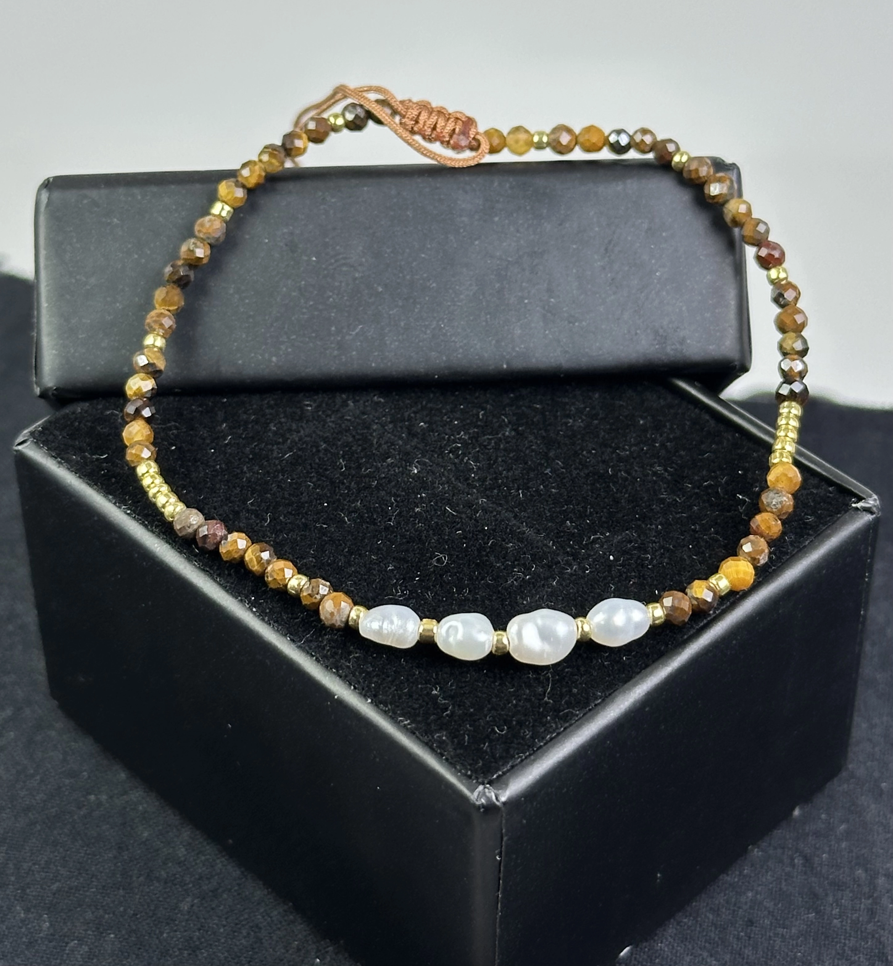  İnci ve Kaplangözü Taşlarından Zarif Bileklik