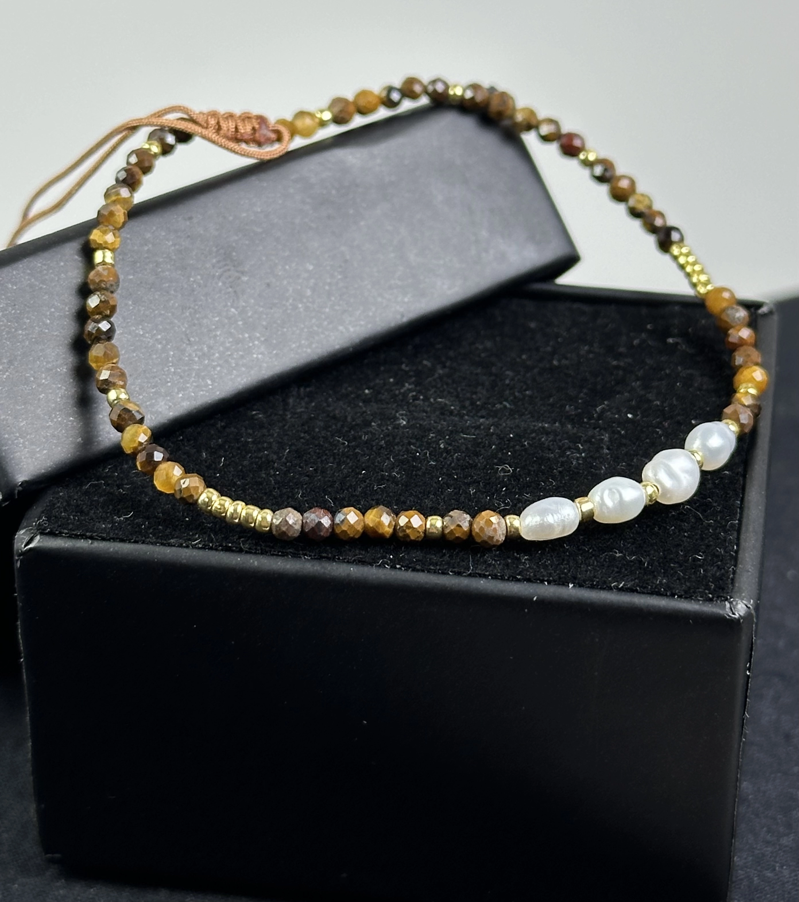  İnci ve Kaplangözü Taşlarından Zarif Bileklik